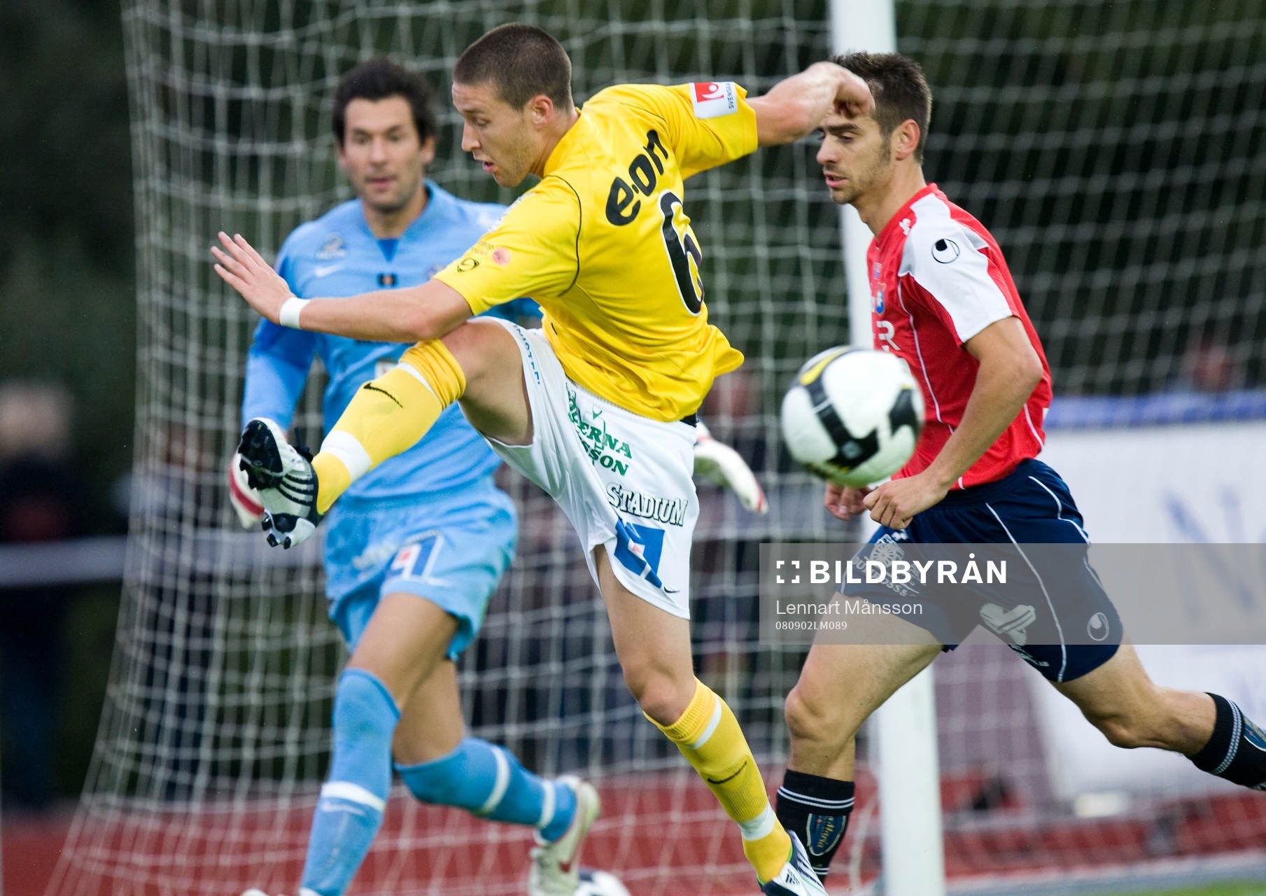 Tibor Joza rensar undan framför Björn Anklev och målvakt
