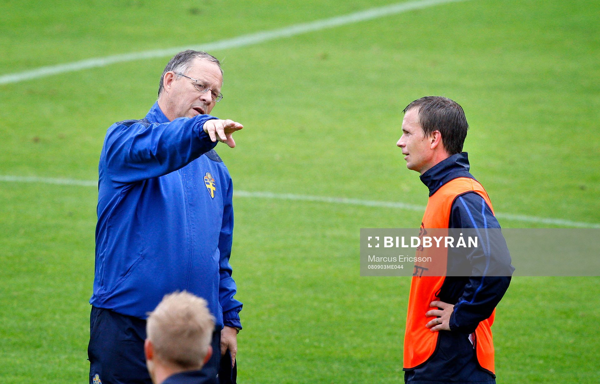  Sverige tränar på Stockholms Stadion inför första VM-kval matchen mot Albanien. Lars Lagerbäck, förbundskapten pratar med Tobias Linderoth