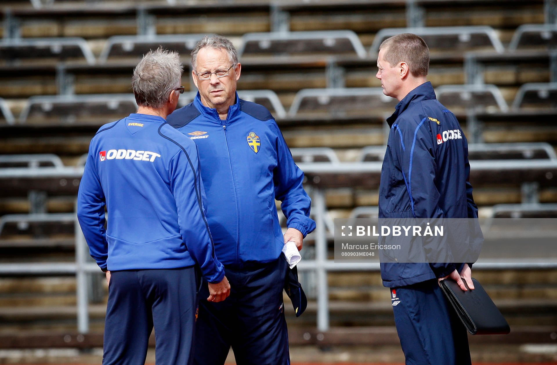 Sverige tränar på Stockholms Stadion inför första VM-kval matchen mot Albanien. Anders Valentin, Läkare pratar med Lars Lagerbäck, Förbundskapten efter träningen. T.h. Thomas Saleteg, Presschef