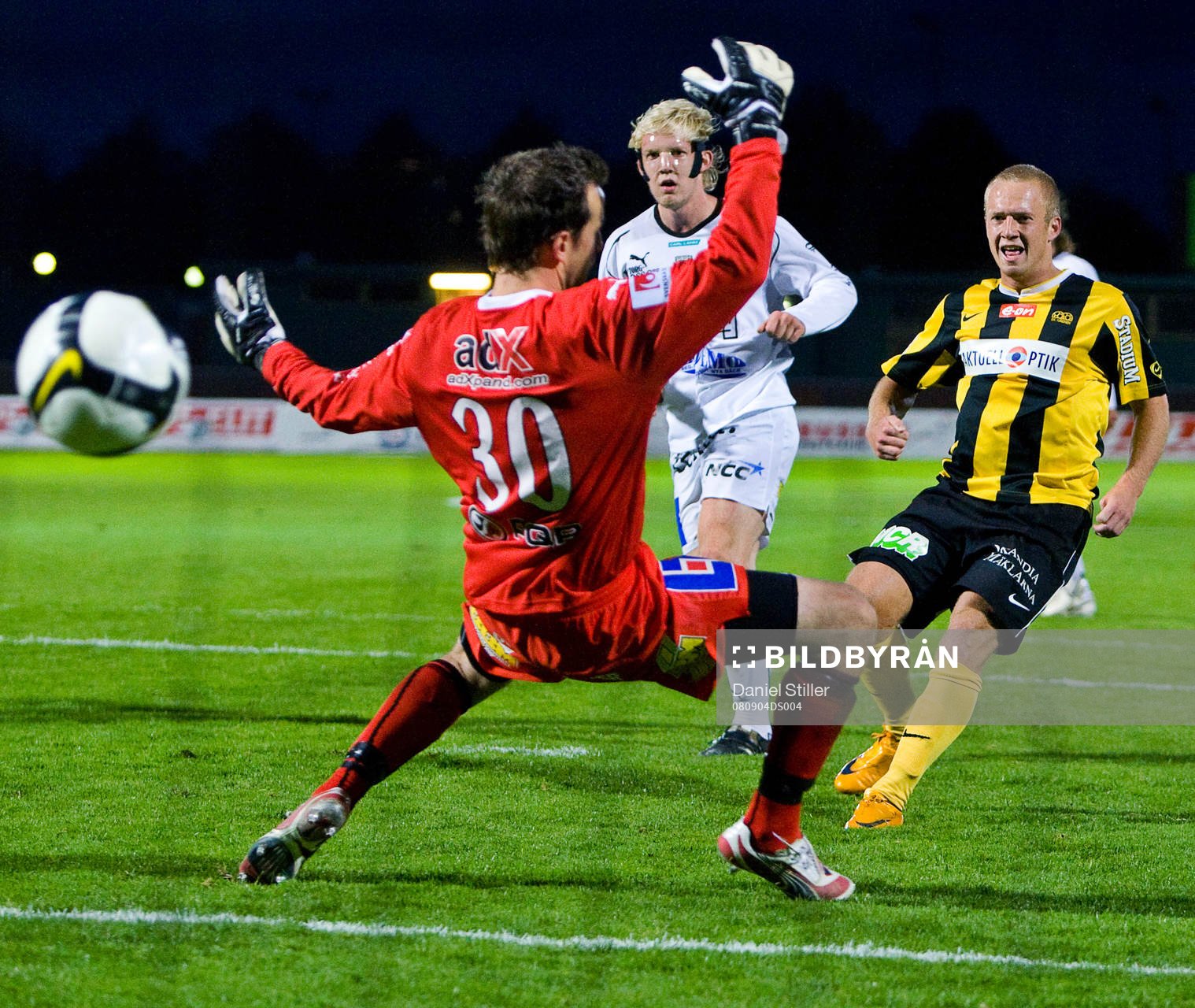 Daniel Larsson gör sitt andra mål för kvällen. Richard