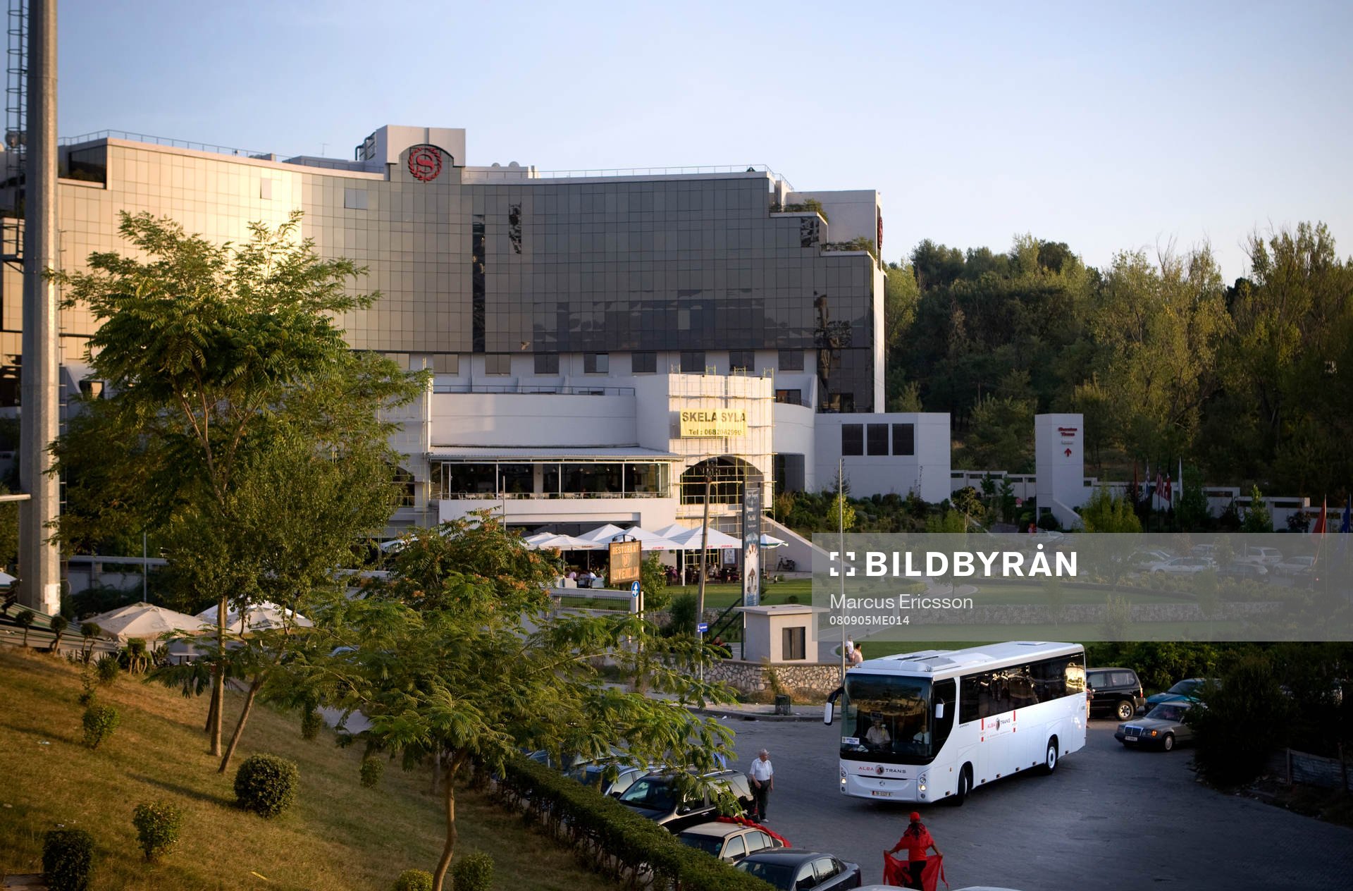 Spelarna anländer med buss till arenan från