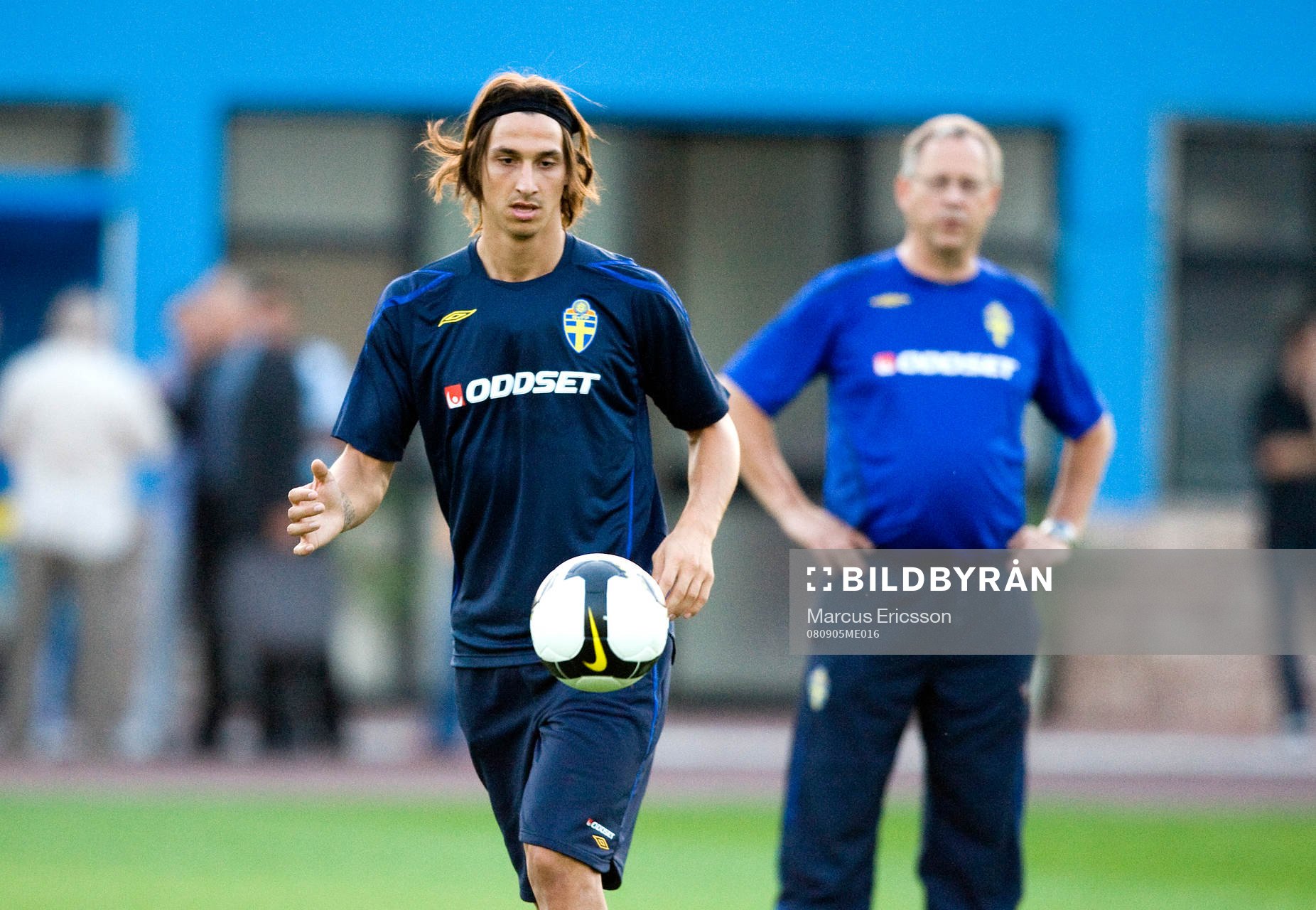 Zlatan Ibrahimovic med Lars Lagerbäck i bagrunden