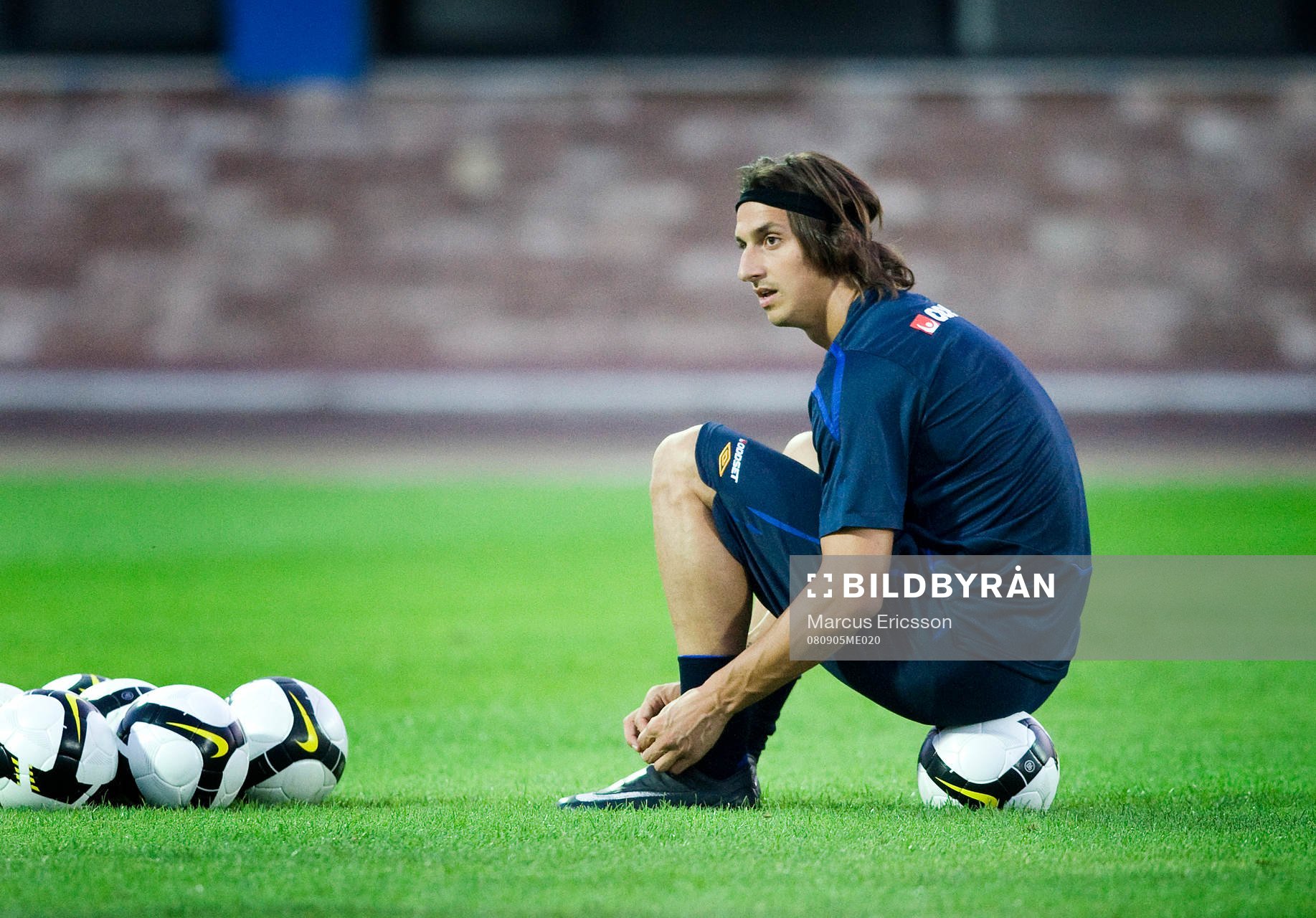 Zlatan Ibrahimovic knyter sina skor