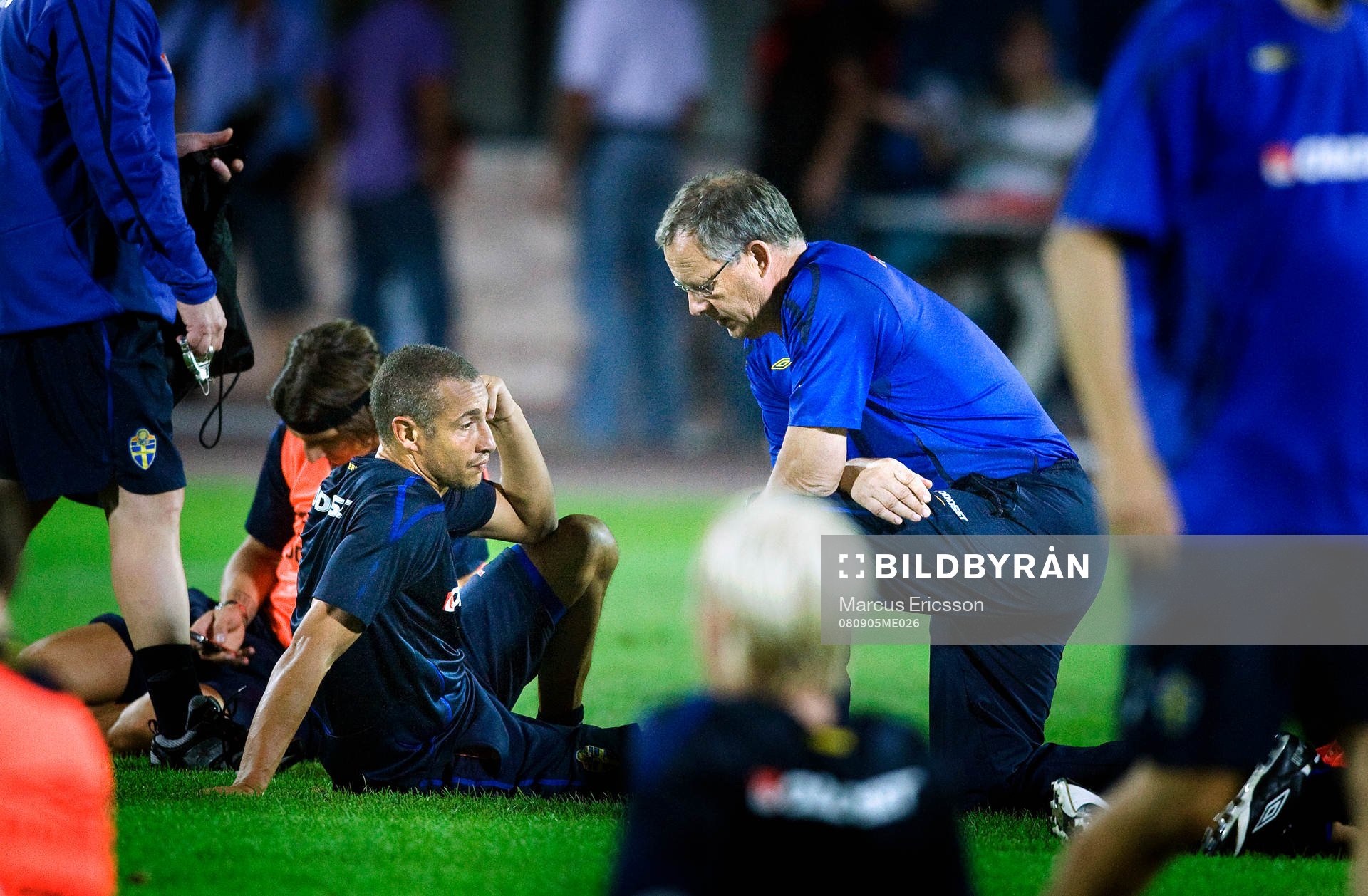Lars Lagerbäck, förbundskapten pratar med Henrik Larsson