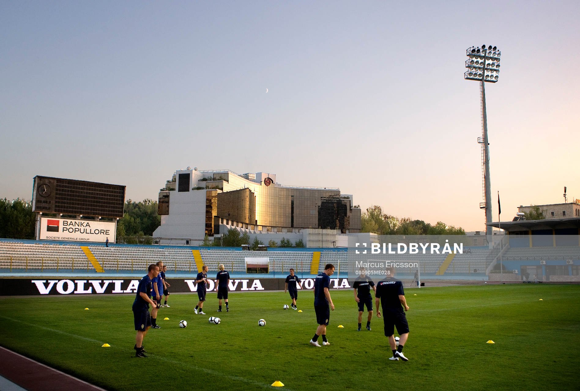 Spelarna tränar på Qemal Stafa Arenan i Tirana. I