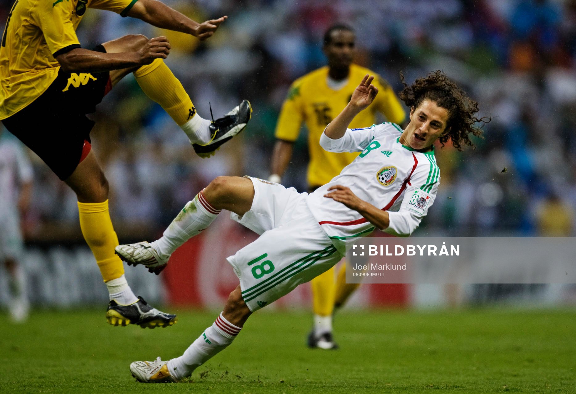 Andres Guardado, Mexico, är nära att få en spark i