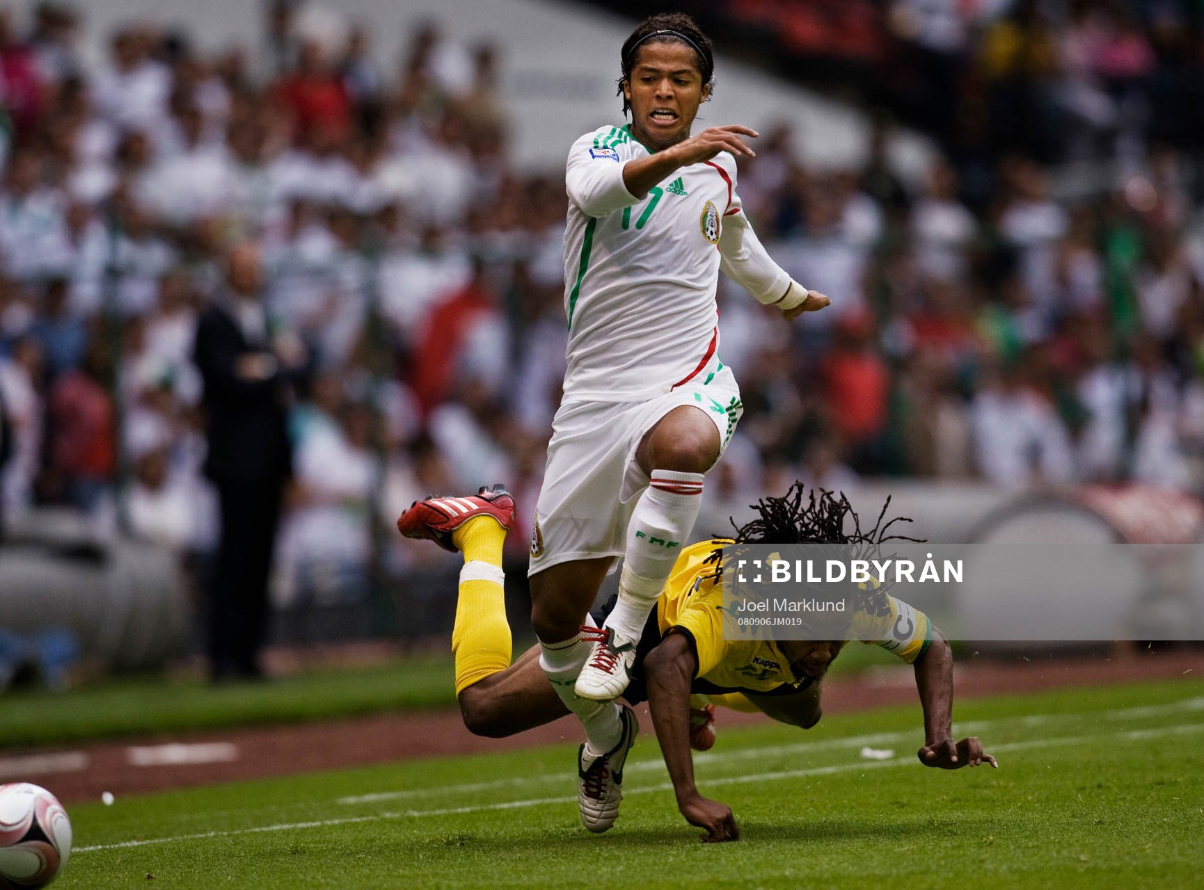  Giovani Dos Santos, Mexico, tar sig förbi Ricardo Gardner, Jamaica.