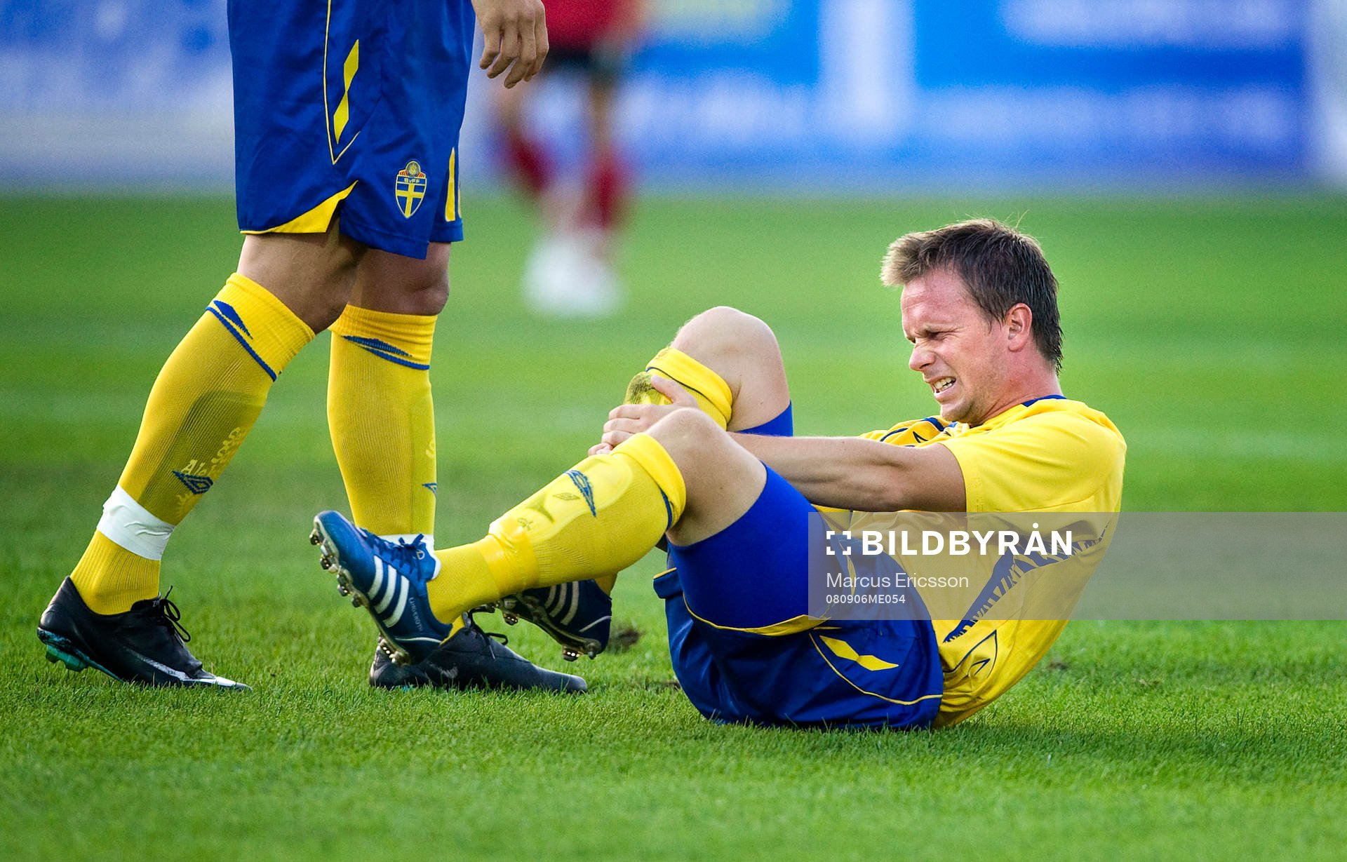 Tobias Linderoth, Sverige skadad i de första minuterna.
