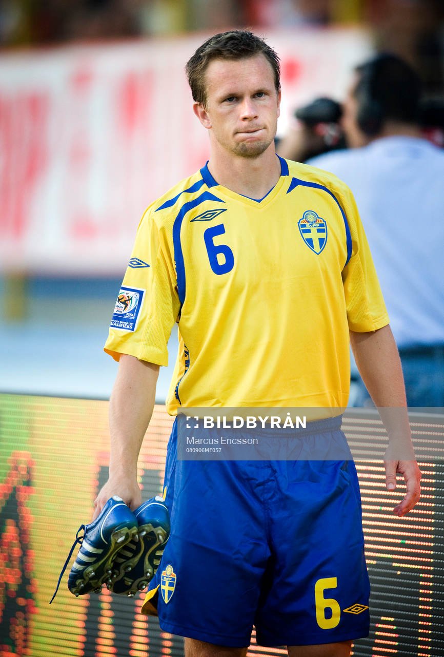 Tobias Linderoth, Sverige skadad i de första minuterna.