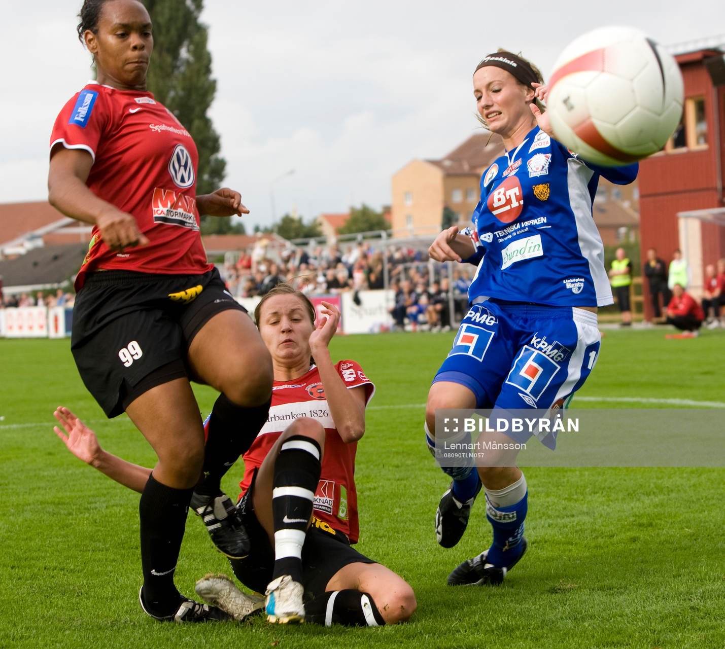  Här rensar Kia McNeil och Johanna Jönsson undan framför  Kosovare Asllani.