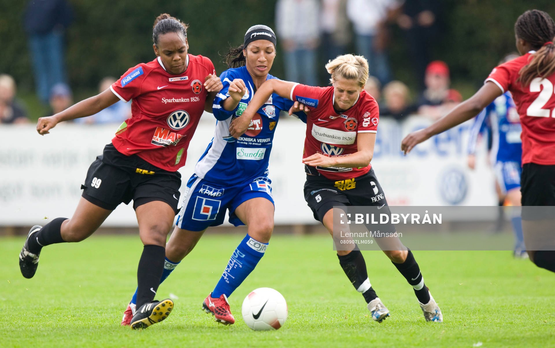 Daniela stoppas med förenade krafter av Kia McNeil och