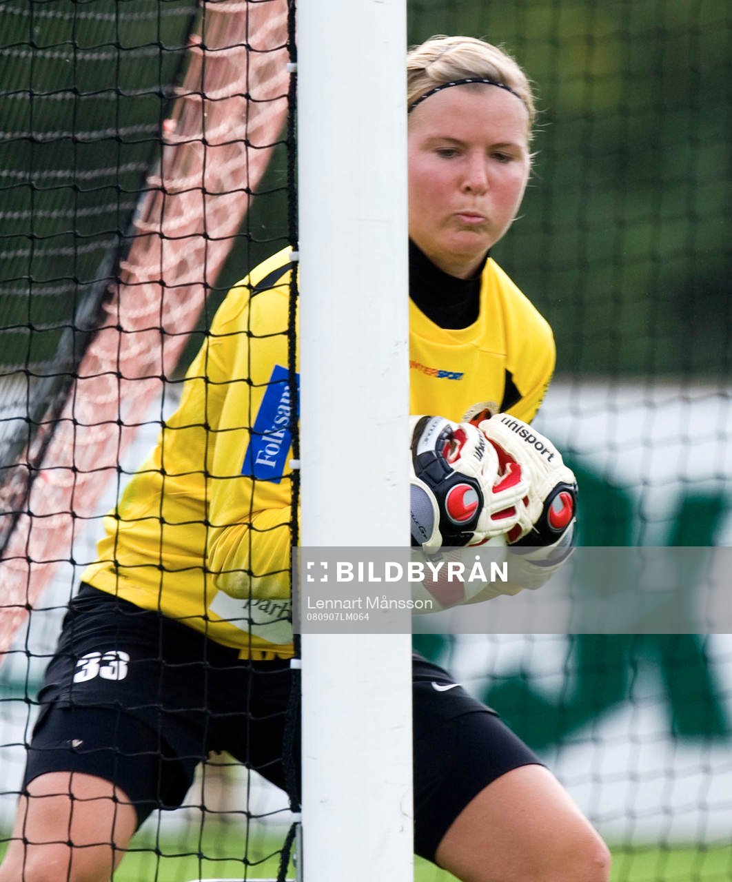 Är bollen inne?, Kristianstads målvakt Maria Edman hamnar