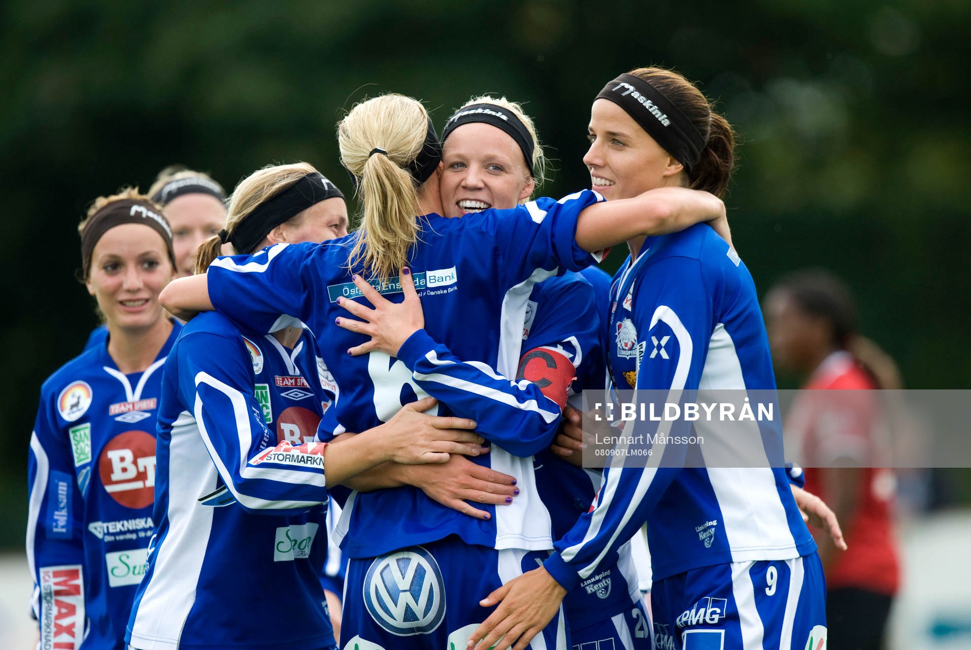  Målkalas, Caroline Seger har ökat på målskörden och grattas av bl.a. Jessica Landström. Jubel, glädje.