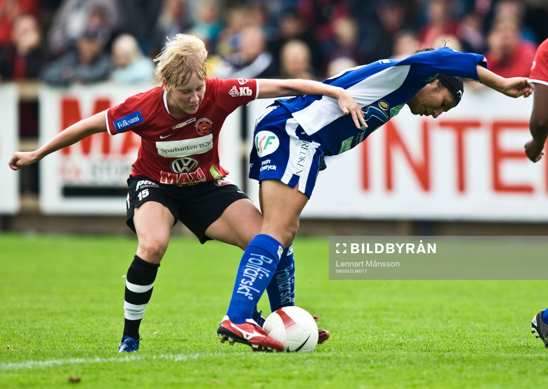  Sofie Persson, Kristianstad, knuffar undan Daniela, Linköping.