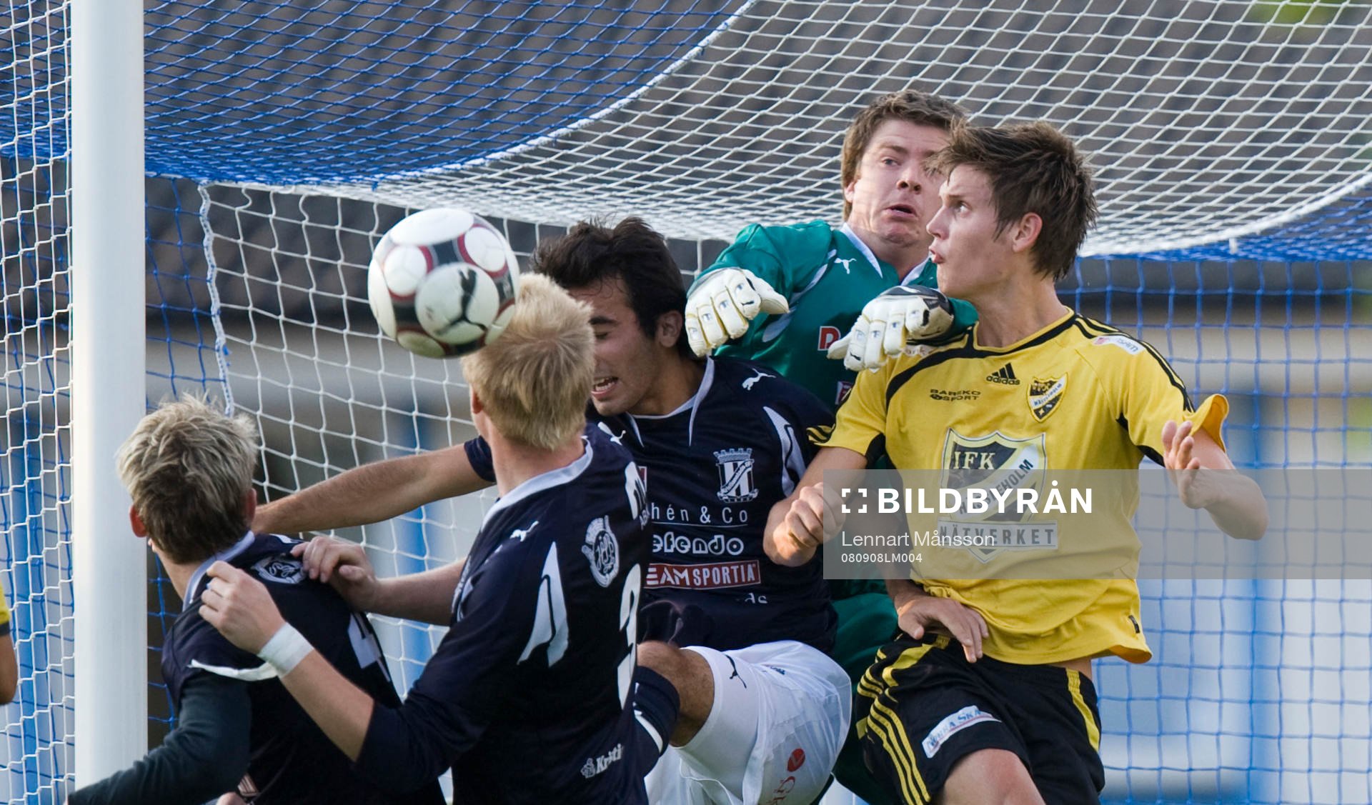 Christian Fegler boxar bort framför Simon Larsson