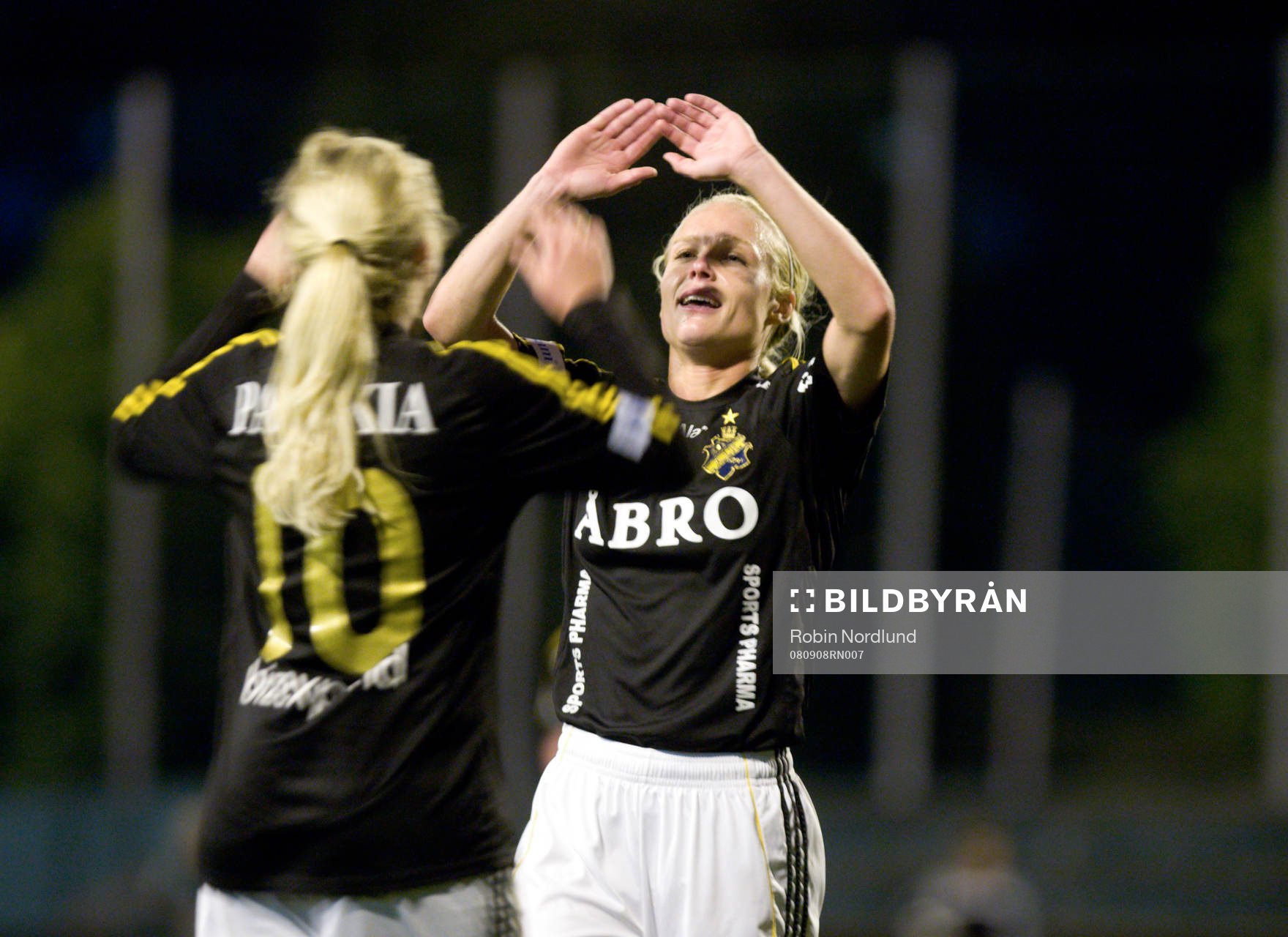 Louise Fors och Elin Ekblom Bak, AIK jubel