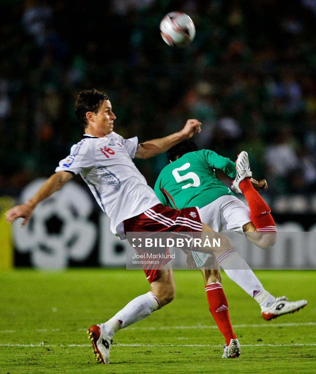 Ricardo Osorio, Mexico, klackar bollen över Robert Friend,