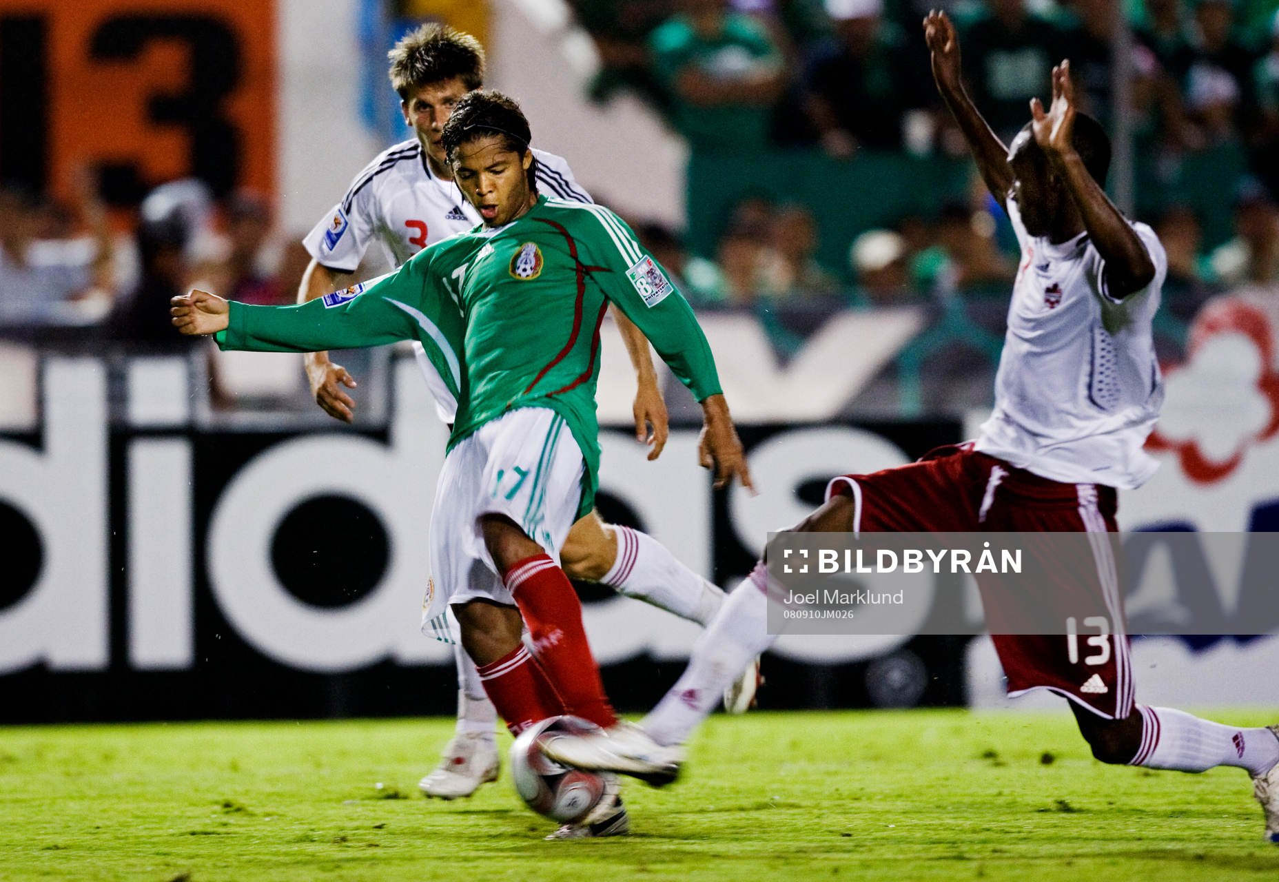  Giovani Dos Santos, Mexico, skjuter mot mål.