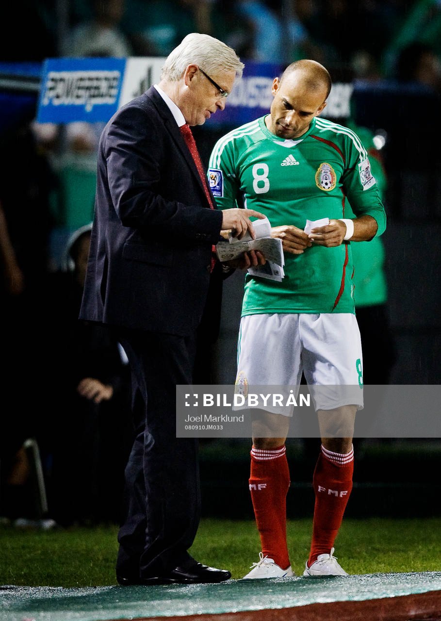 Hans Backe, assisterande tränare, Mexico, instruerar
