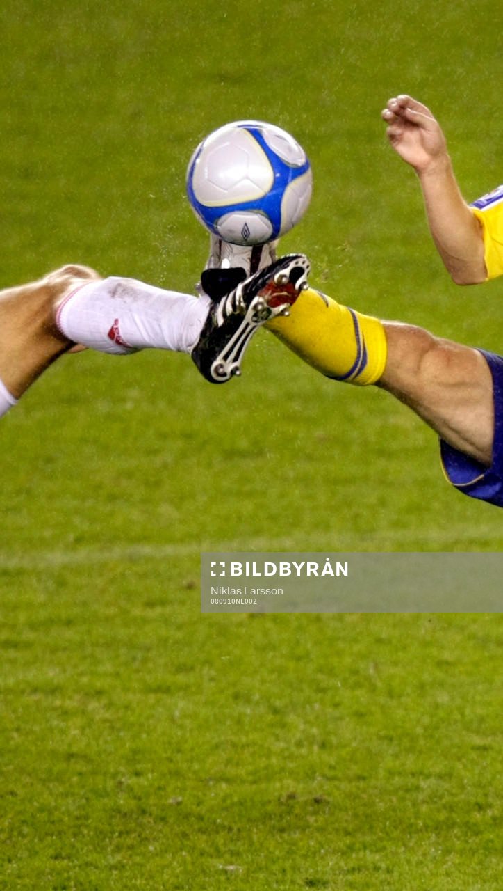Vm kval match i fotboll mellan Sverige och Ungern på Råsunda Stadion, onsdag 10 september, i Stockholm. På bilden: Fötter med en boll. genrebild 