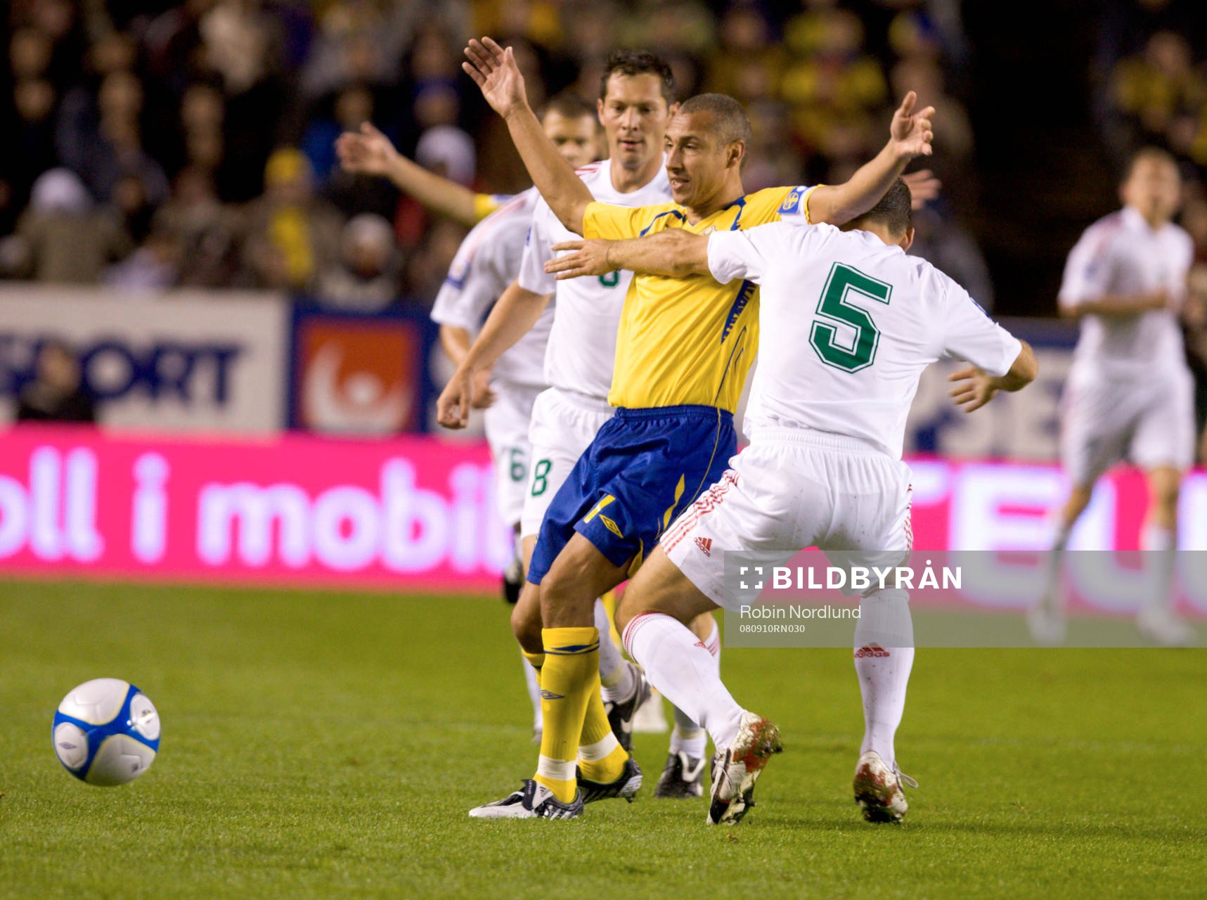 Henrik Larsson, Sverige hålls fast av Zoltán Gera, Ungern
