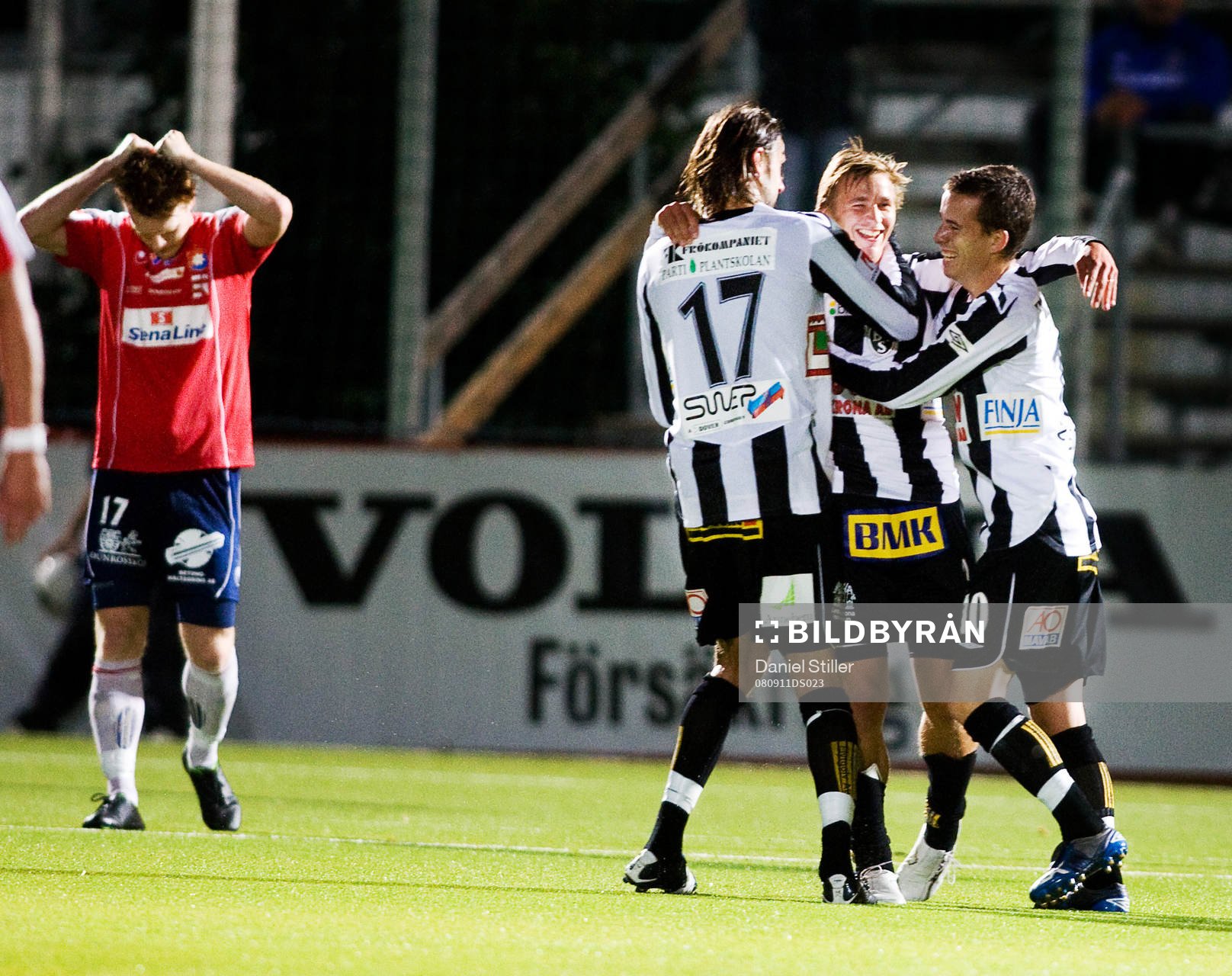  Landskrona jubel efter 1-0. Robin Jonsson är inte lika glad efter att ha orsakat målet