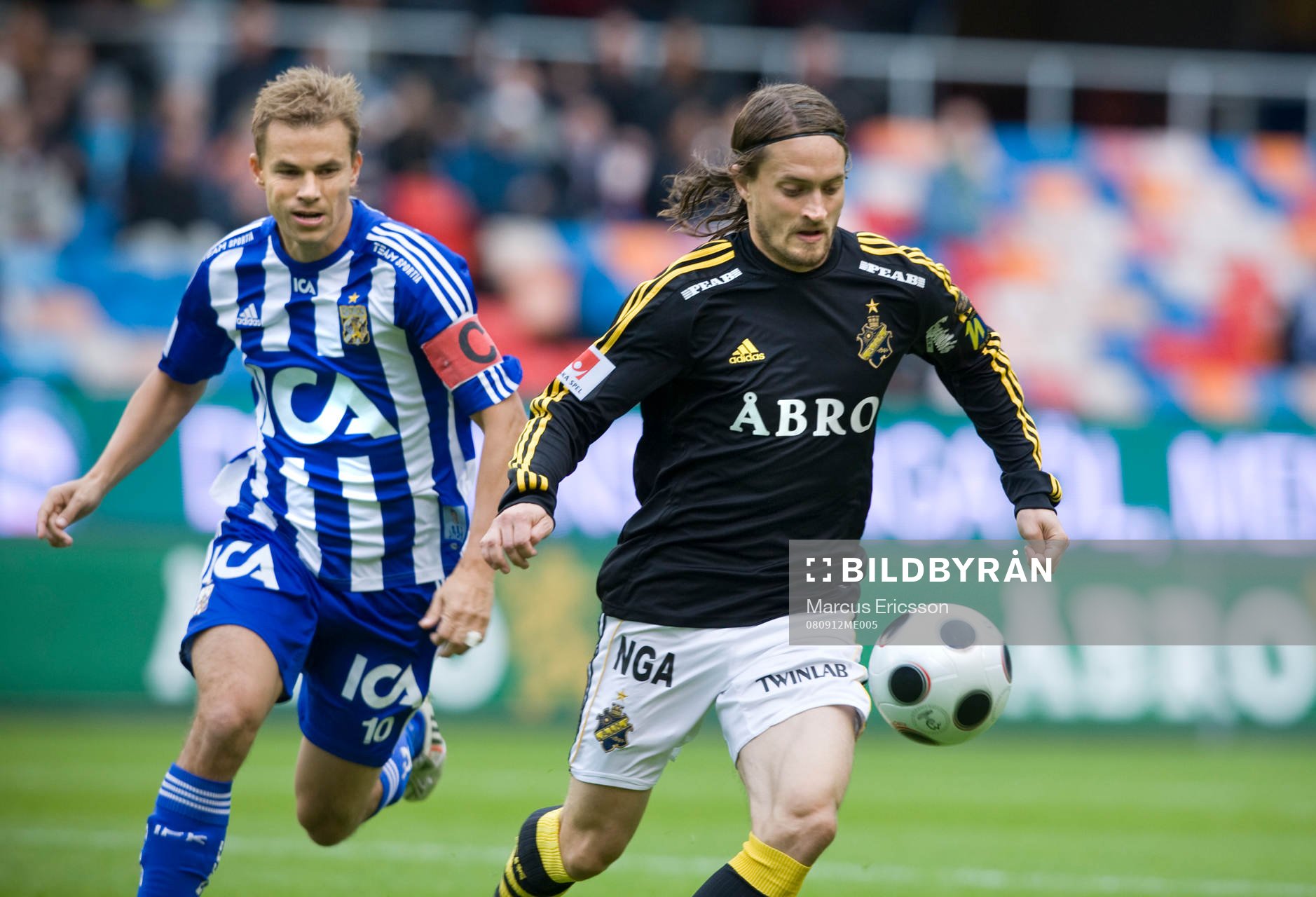 Mats Rubarth, AIK, med Niclas Alexandersson, Göteborg, i