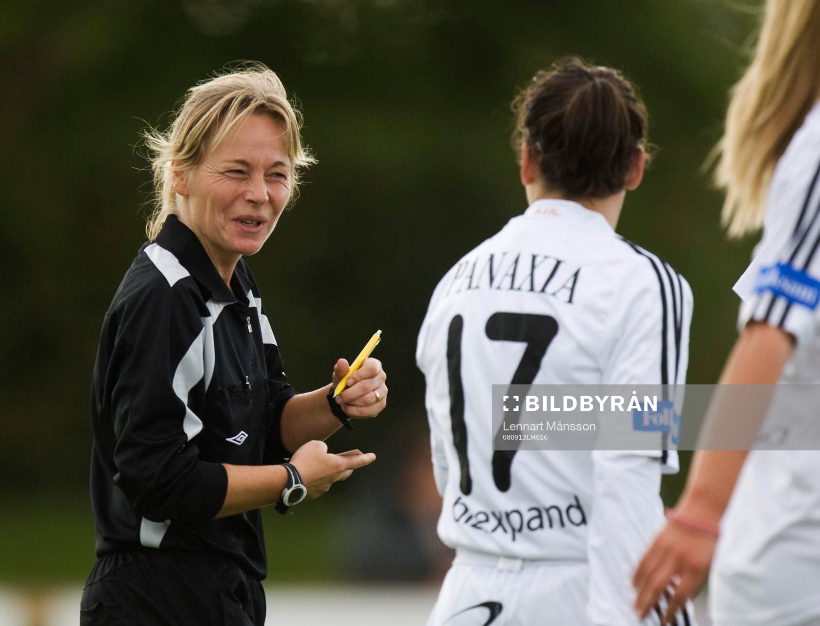  0-2 Lisa de Vanna - visst var det du som gjorde det, skojar domaren Susanne Borg.