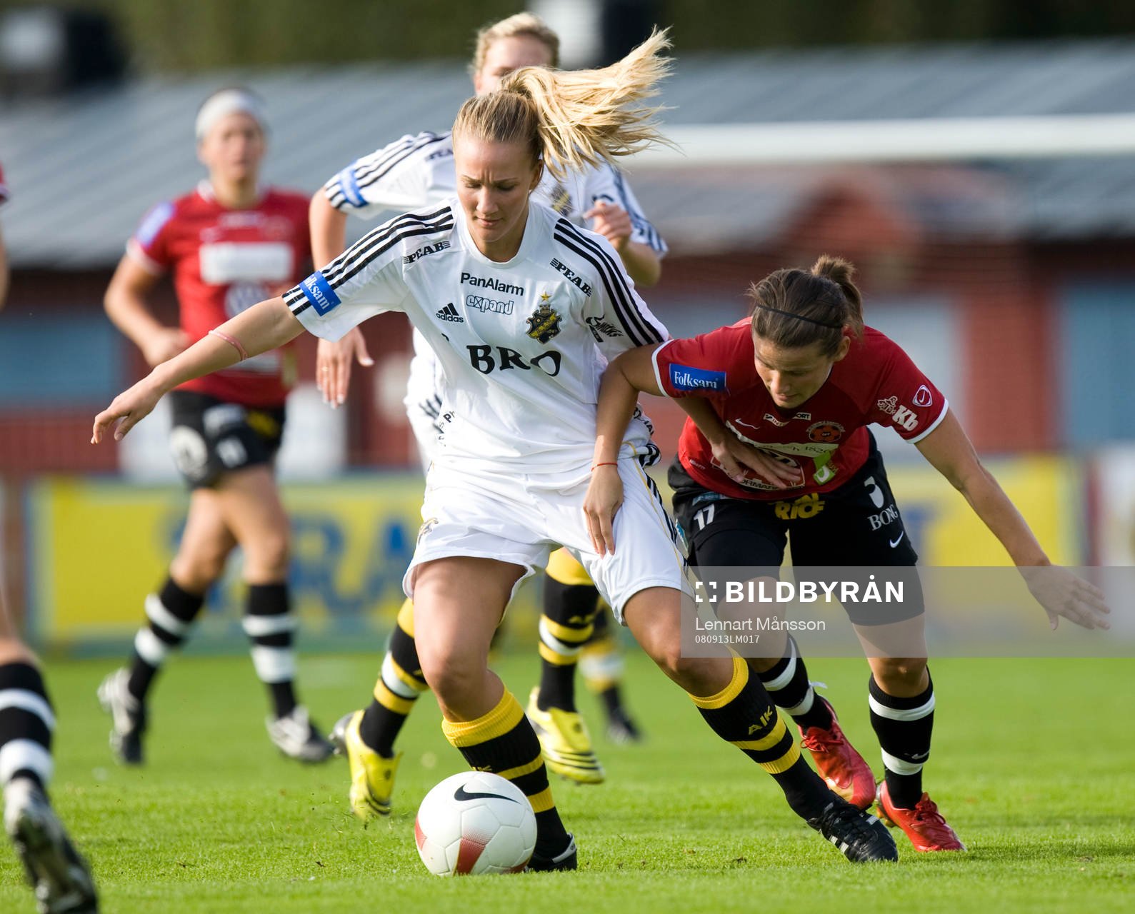  Erla Arnardottir försöker stoppa Emma Lundh, AIK.
