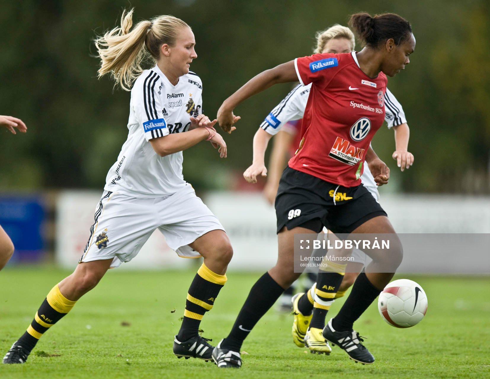  Emma Lundh, AIK och Kia McNeil, Kristianstad.