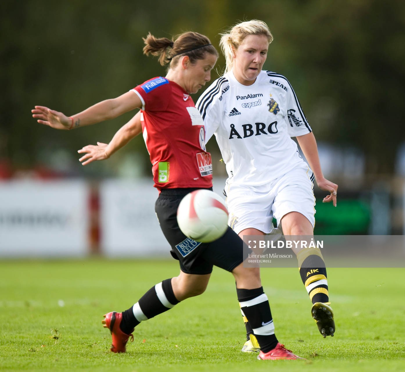 Erla Arnardottir försöker stoppa Louise Fors, AIK