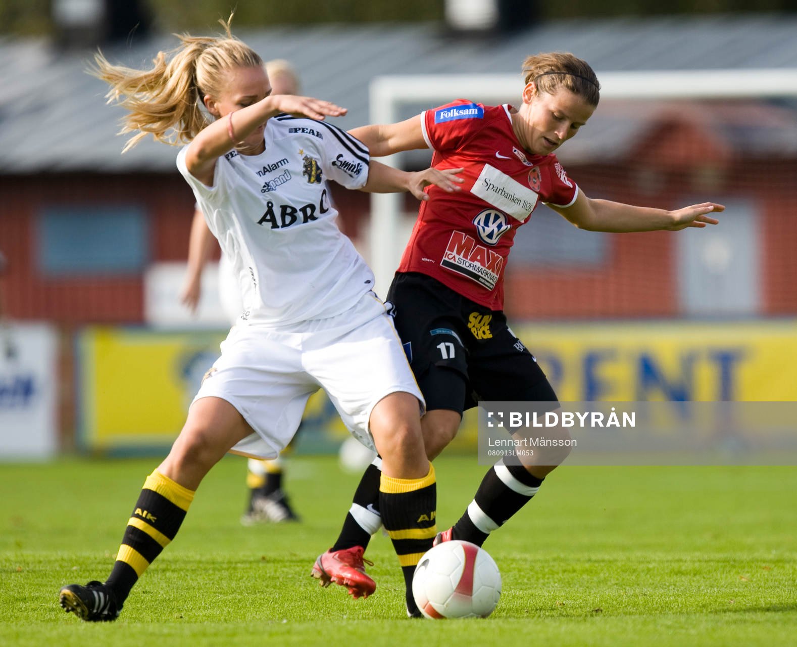  Erla Arnardottir försöker stoppa Emma Lundh, AIK.