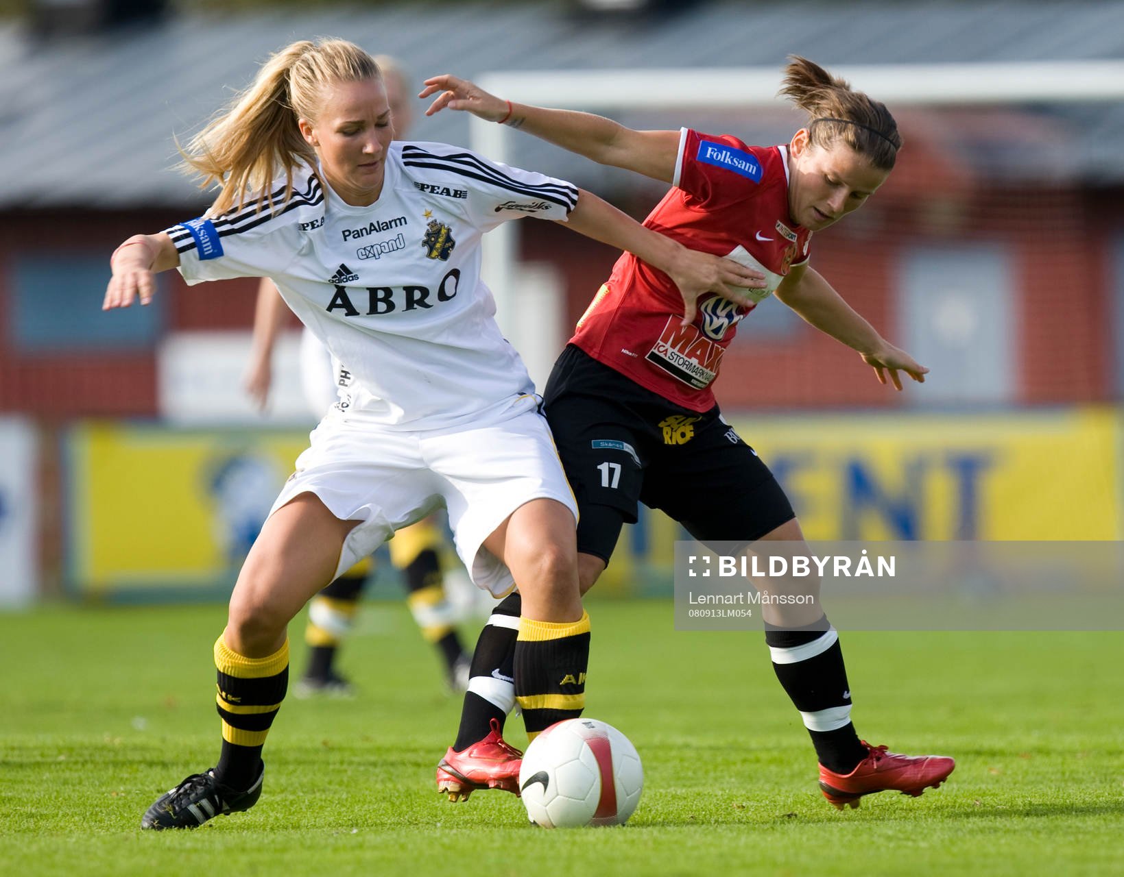  Erla Arnardottir försöker stoppa Emma Lundh, AIK.