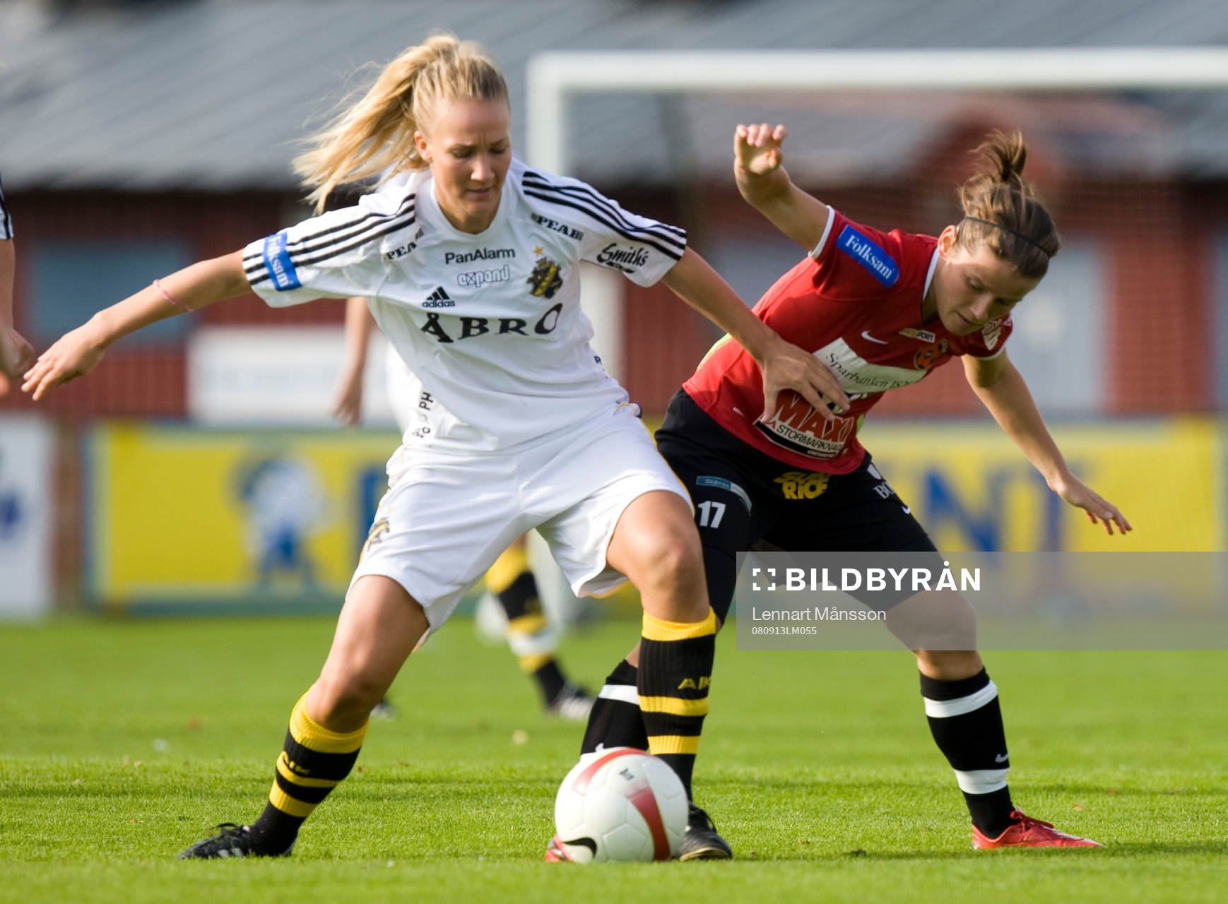  Erla Arnardottir försöker stoppa Emma Lundh, AIK.