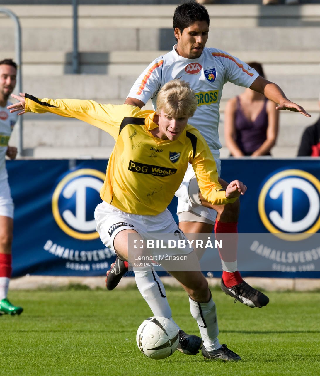 Robin Nilsson håller undan för en MABI-spelare