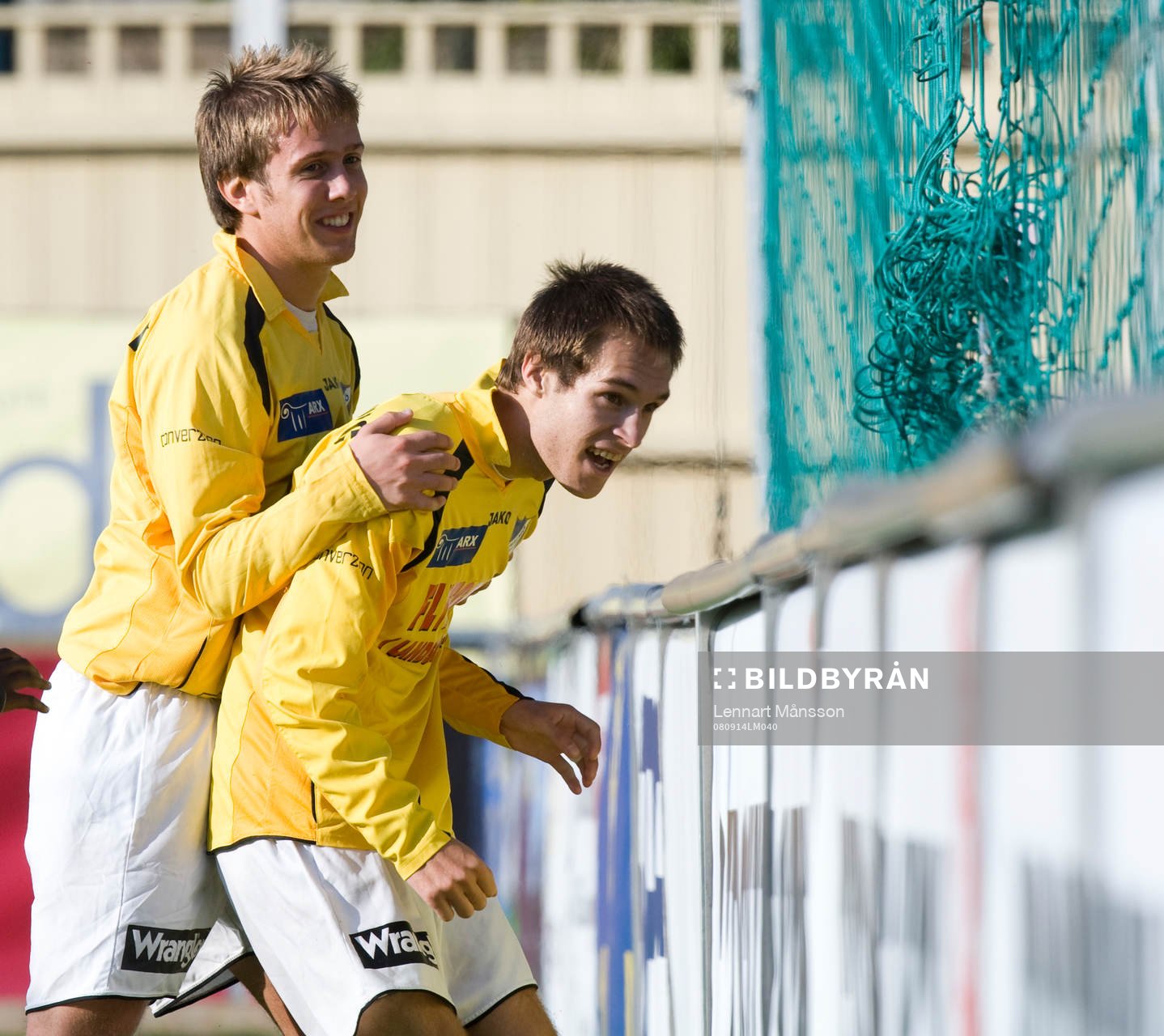 1-0, Matchhjälten Zoran Jovanovic jubel och grattas av