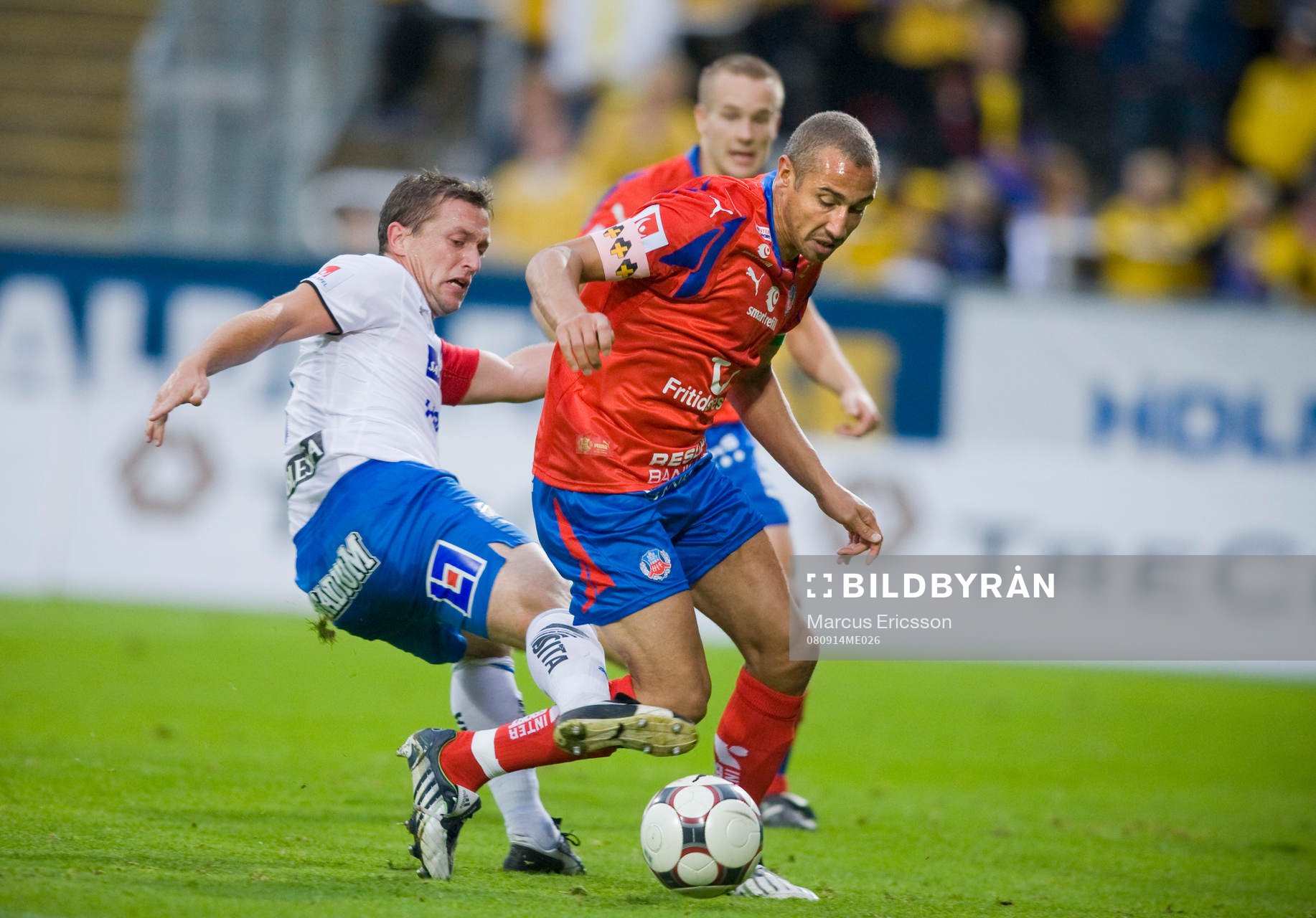 Henrik Larsson, Helsingborg, håller undan Mikael Blomberg,