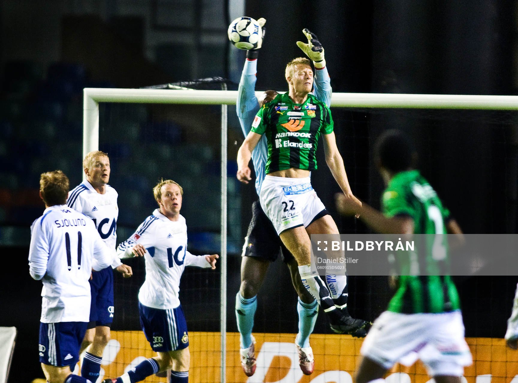 Björn Andersson, GAIS, är uppe och nickar vilket leder