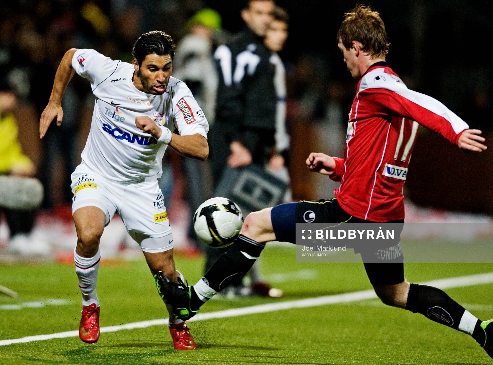 Stefan Batan, Assyriska, tar sig förbi Robin Jonsson,