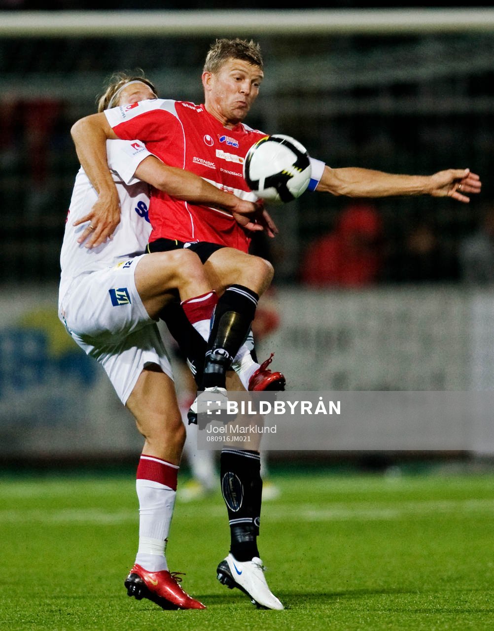 Andi Toompuu, Assyriska, försöker att ta bollen av Marcus