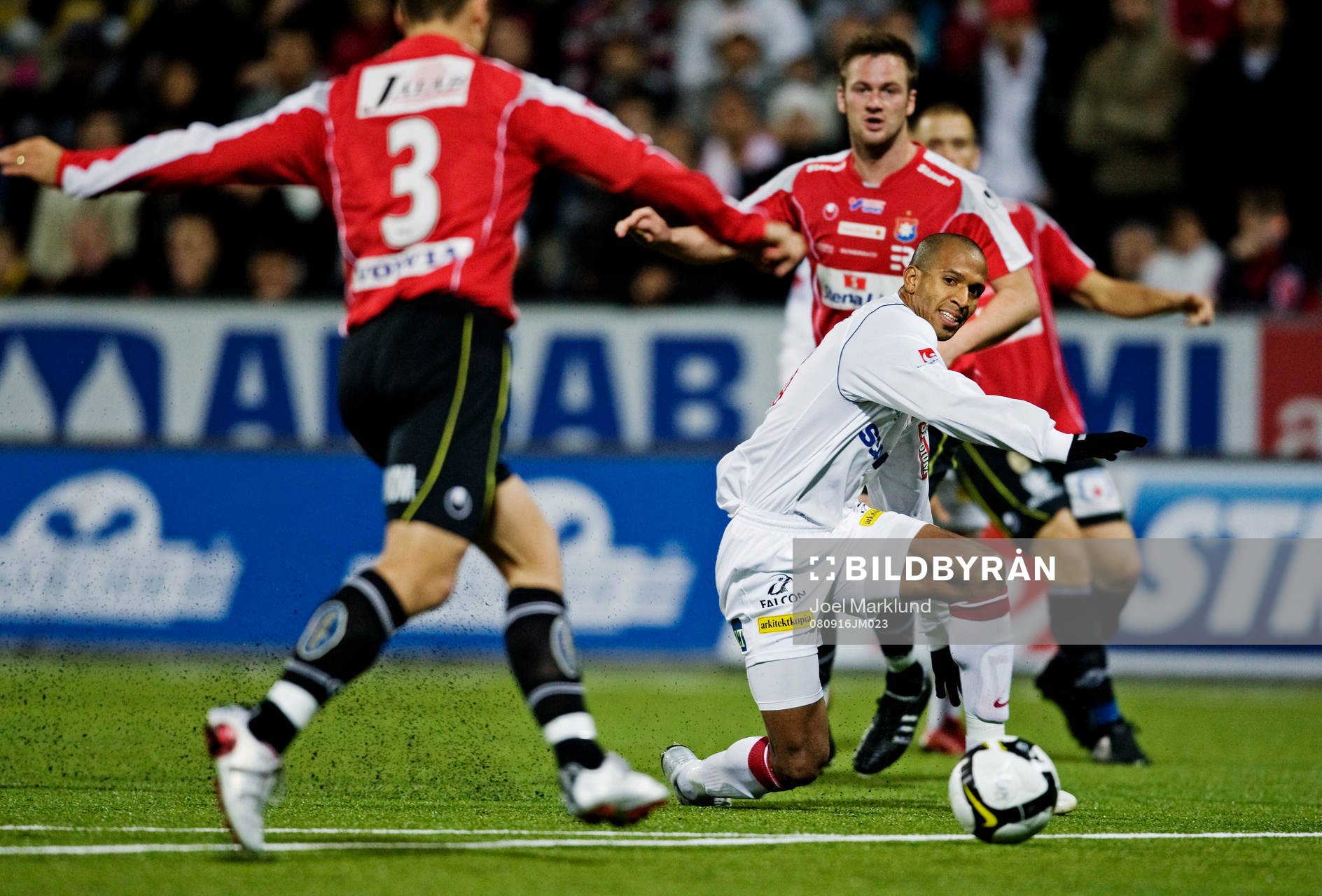 Marcus Ferreira, Assyriska, passar bollen