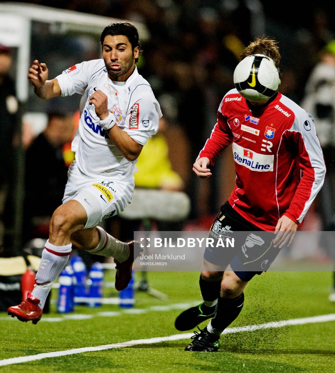 Stefan Batan, Assyriska, tar sig förbi Robin Jonsson,