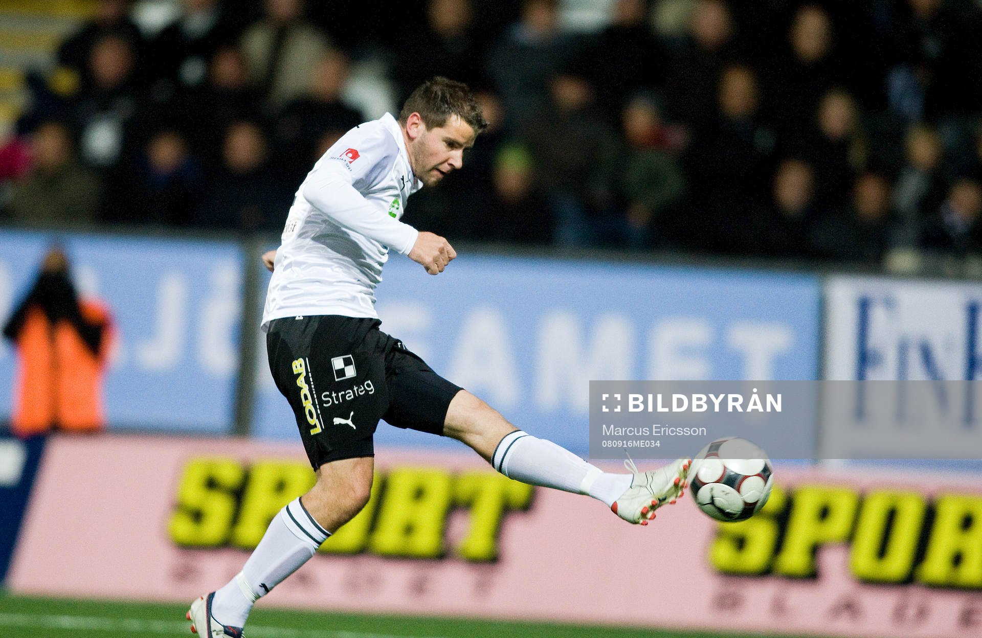 Stefan Rodevåg, Örebro, smäller in 1-1