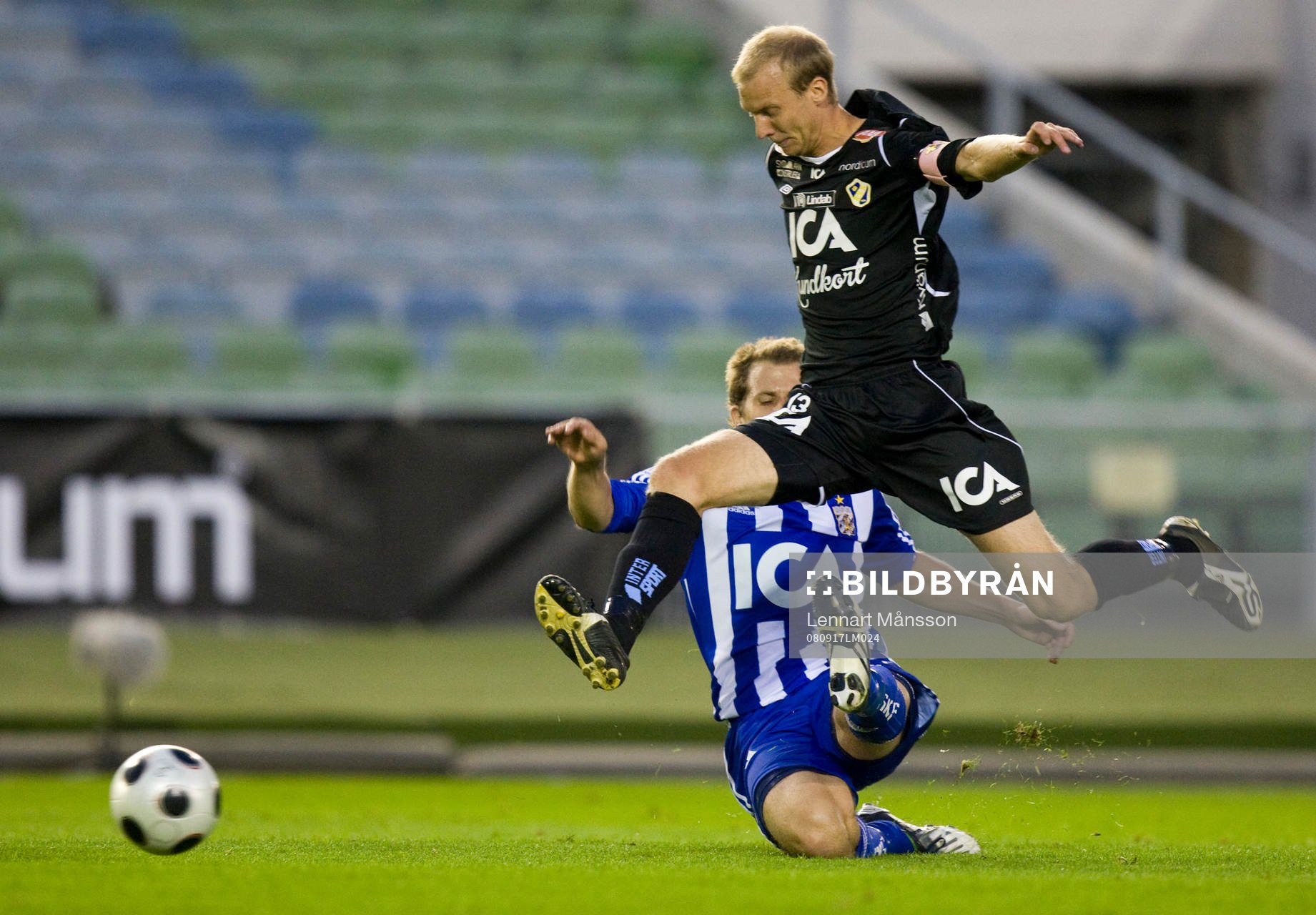 Tobias Hysén försöker stoppa Andreas Johansson