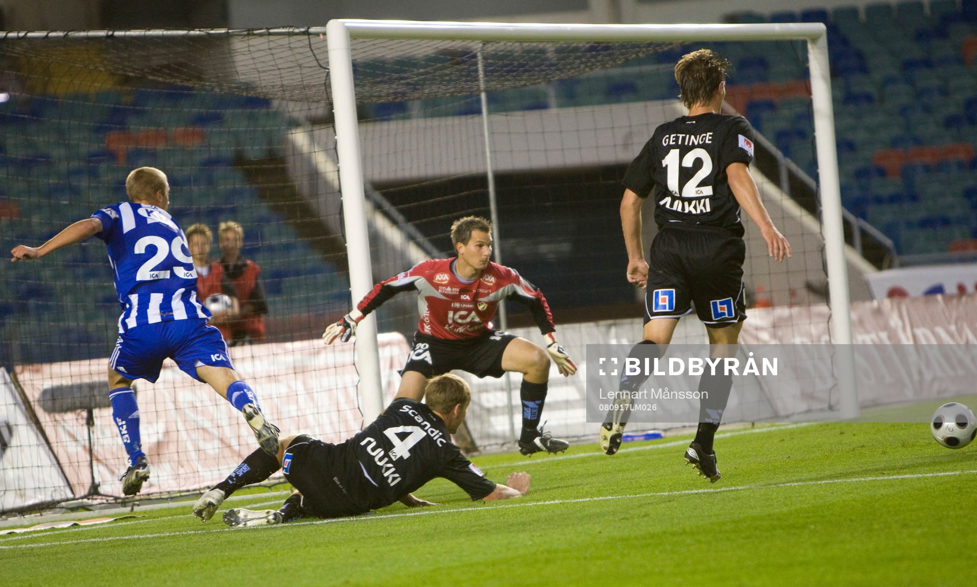 1-0, Robin Söder passar inåt från kortlinjen till Tobias