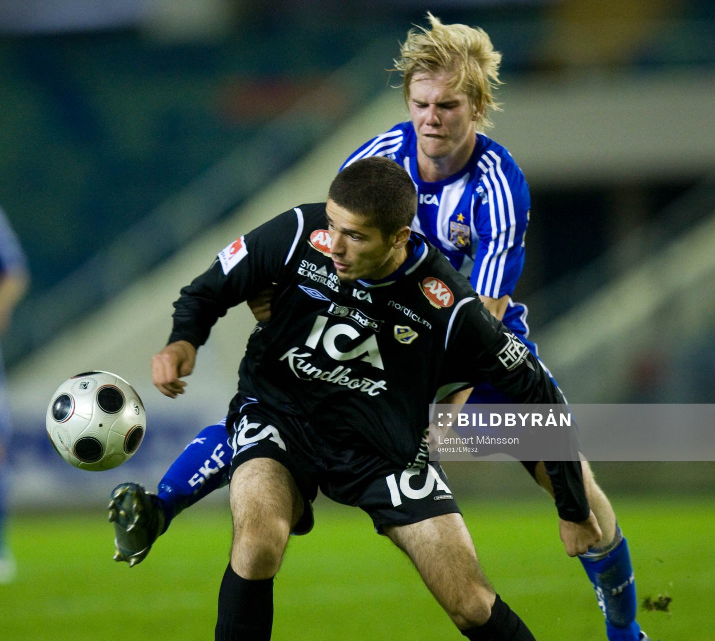Erik Lund trycker till Ajsel Kujovic