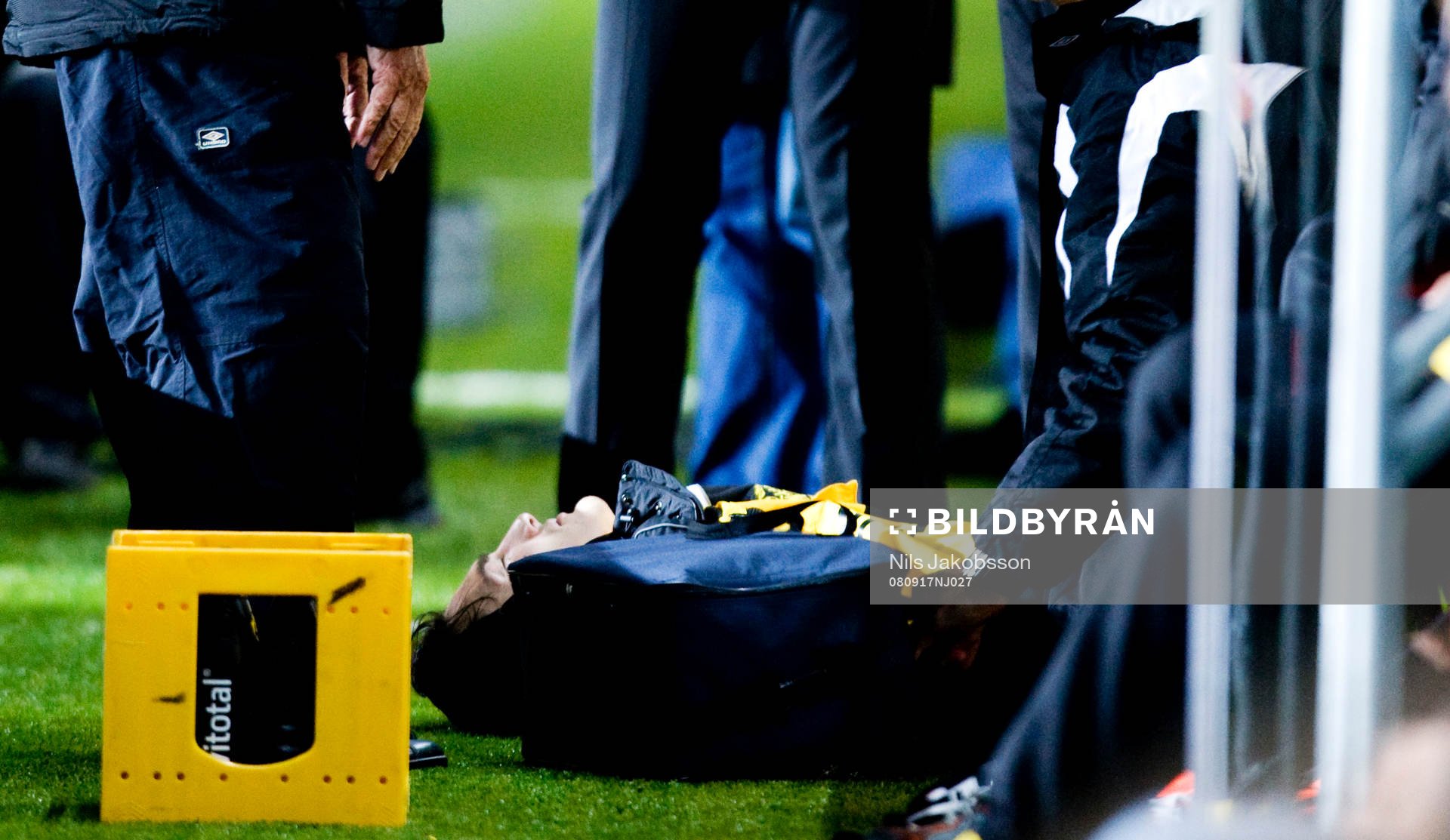 Stefan Ishizaki, Elfsborg, skadad, bärs ut på bår. Sakda