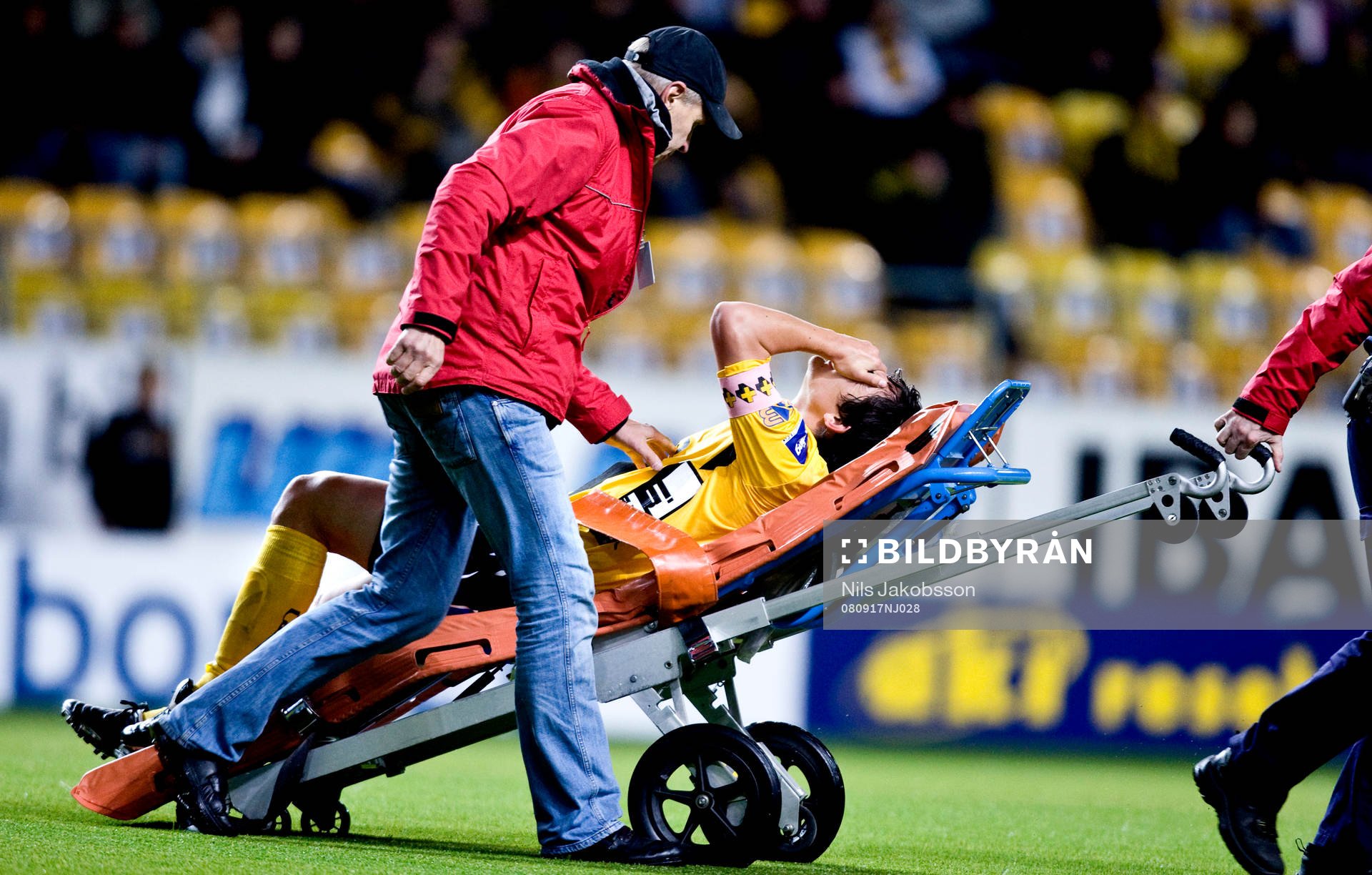 Stefan Ishizaki, Elfsborg, skadad, bärs ut på bår. Skada