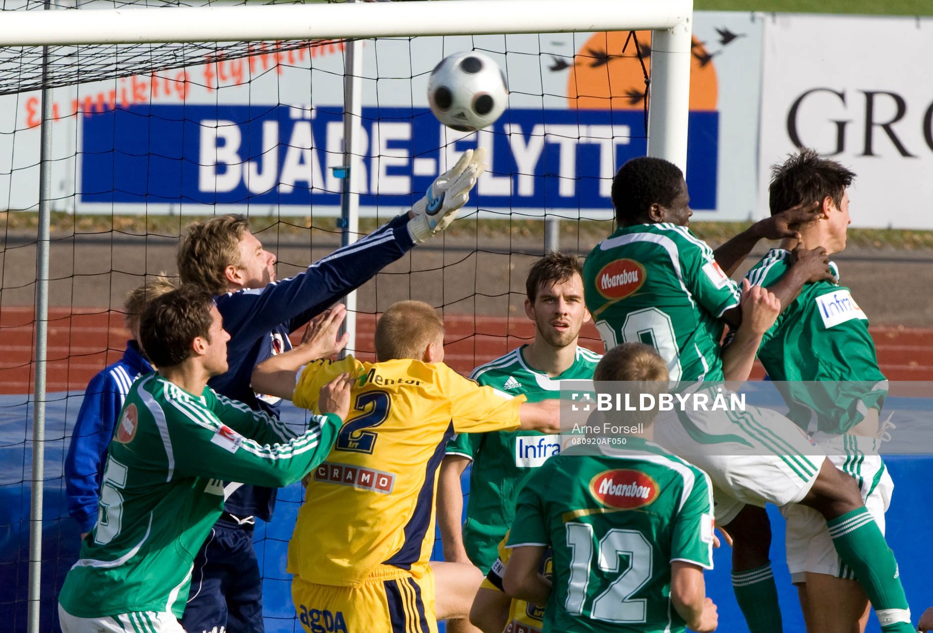 Hörnkalabalik framför Väsby-målet. Niklas Wästberg