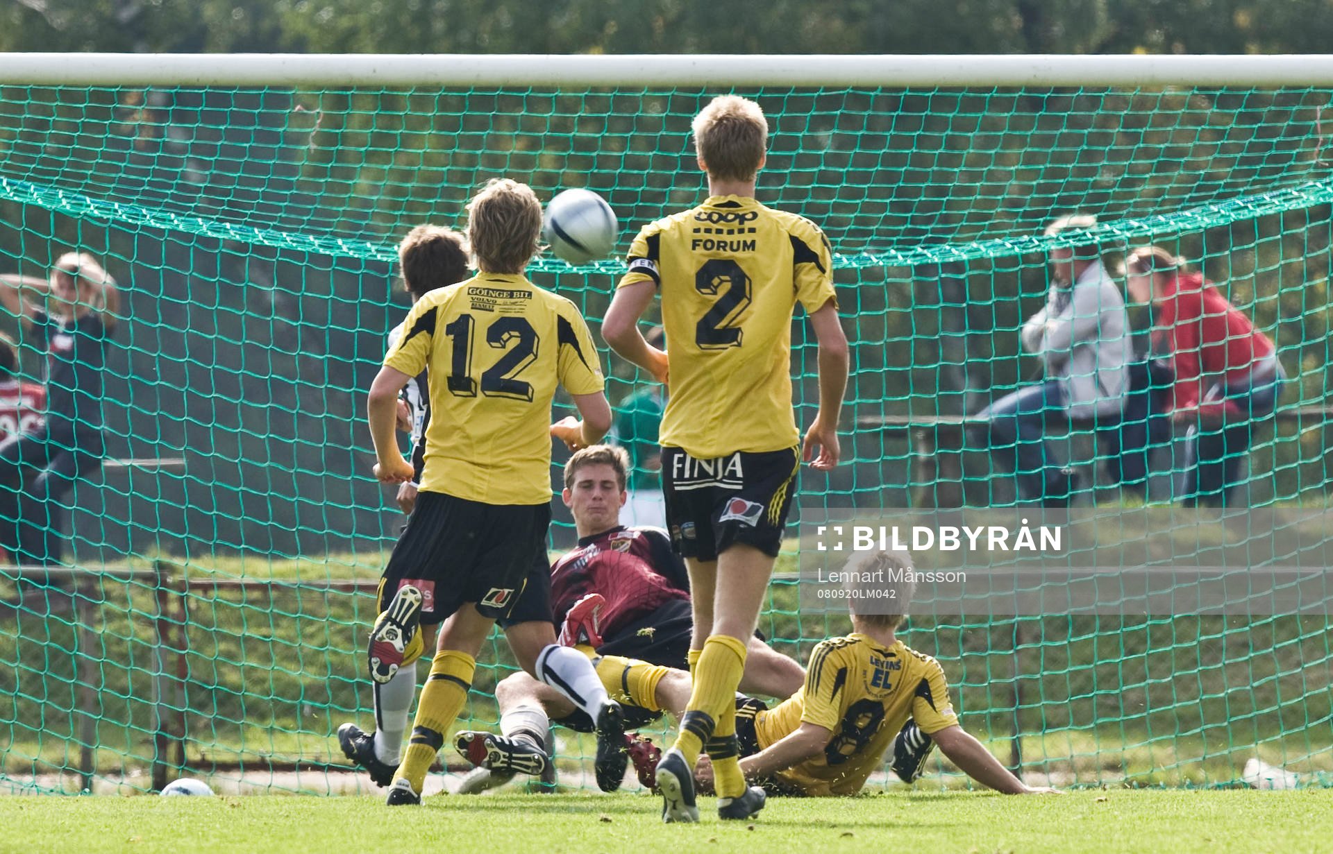   Carl Lindell, målvakt, Hässleholm, räddar.